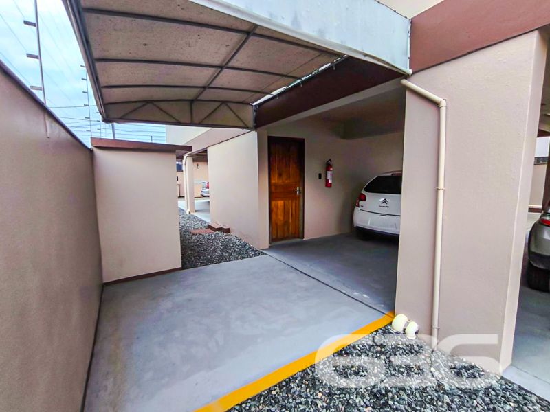 Conforto, praticidade e localização estratégica em Joinville: conheça este encantador apartamento no Guanabara!
Se você está em busca de um apartamento completo, aconchegante, pronto para morar e com excelente custo-benefício, esta é a oportunidade ideal!
Localizado no coração do bairro Guanabara — um dos mais tradicionais e valorizados de Joinville — este apartamento de 65,40m² une funcionalidade, bom gosto e conveniência.
A área social conta com uma sala de estar e jantar integradas à cozinha, que possui móveis planejados, bancada em granito e excelente iluminação natural. O ambiente é harmonioso e ideal para receber visitas, com uma charmosa sacada que oferece ventilação cruzada e espaço para relaxar com privacidade.
São 2 dormitórios, sendo o principal já equipado com móveis sob medida, ar-condicionado e excelente armário embutido com portas espelhadas. O segundo dormitório é versátil, ideal para crianças, escritório ou quarto de hóspedes, e também conta com ar-condicionado.
O condomínio oferece 1 vagas de garagem cobertas, garantindo segurança e conforto para sua família. O acesso ao condomínio é facilitado por portão eletrônico, interfone e segurança perimetral, além de contar com uma estrutura murada, proporcionando mais tranquilidade no dia a dia.
Próximo a escolas, supermercados, farmácias, verdureiras, transporte público e comércios essenciais;
Fácil acesso ao centro de Joinville e às principais vias da cidade.
Este apartamento é perfeito para quem deseja morar bem, com segurança, conforto e em uma localização que valoriza sua rotina. Ideal tanto para morar quanto para investir!
Agende agora mesmo uma visita com um dos corretores da 636 Negócios Imobiliários e encante-se com o seu novo lar!
636 NEGÓCIOS IMOBILIÁRIOS: A SUA MELHOR ESCOLHA
Com mais de 30 anos de experiência, a 636 Negócios Imobiliários é sua parceira ideal para encontrar o imóvel perfeito. Estamos prontos para ajudá-lo a fazer deste imóvel o seu novo lar.
Telefone: (47) 3451-0636
WhatsApp: (47) 99190-0636
Não perca esta oportunidade única. Visite nosso site para mais informações: i636.com.br