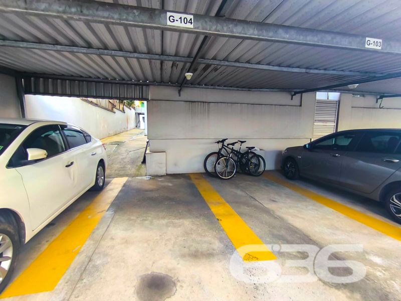 Seu novo lar no Costa e Silva: conforto, praticidade e localização estratégica em Joinville!

Este apartamento é a escolha perfeita para quem busca qualidade de vida, praticidade no dia a dia e excelente custo-benefício. Localizado no tradicional bairro Costa e Silva, em rua pavimentada e com fácil acesso às principais vias da cidade, este imóvel entrega tudo o que você procura para viver bem com a sua família.

Com 70 m² de área, o apartamento possui uma planta funcional e bem distribuída. São 3 dormitórios, sendo o principal com ar-condicionado e móveis sob medida. Um dos quartos foi transformado em closet, oferecendo versatilidade e organização. O ambiente social é integrado, conectando sala de estar, sala de jantar e a cozinha planejada — tudo com muita iluminação natural e ventilação cruzada, trazendo conforto térmico e charme ao espaço.

A sacada é um convite para os momentos de tranquilidade, enquanto a cozinha conta com móveis sob medida que permanecem no imóvel, agregando ainda mais valor à aquisição. 

O condomínio oferece infraestrutura completa: área de festas, piscina, quadra esportiva, gazebo e vigilância eletrônica, ideal para quem valoriza lazer e segurança. O apartamento conta com 1 vaga de garagem coberta, com possibilidade de uso de vagas rotativas no pátio interno.

Permite animais, está perto de escolas, hospitais, supermercados, shopping e transporte público. Tudo isso em um bairro valorizado e em constante desenvolvimento.

Não perca essa oportunidade! Agende sua visita com um dos nossos corretores da 636 Negócios Imobiliários e venha conhecer de perto esse excelente imóvel!
 
636 NEGÓCIOS IMOBILIÁRIOS: A SUA MELHOR ESCOLHA
Com mais de 30 anos de experiência, a 636 Negócios Imobiliários é sua parceira ideal para encontrar o imóvel perfeito. Estamos prontos para ajudá-lo a fazer deste imóvel o seu novo lar.
 
Telefone: (47) 3451-0636
WhatsApp: (47) 99190-0636
 
Não perca esta oportunidade única. Visite nosso site para mais informações: i636.com.br