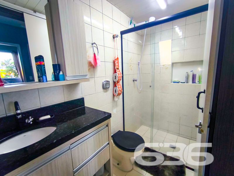 Seu novo lar no Costa e Silva: conforto, praticidade e localização estratégica em Joinville!

Este apartamento é a escolha perfeita para quem busca qualidade de vida, praticidade no dia a dia e excelente custo-benefício. Localizado no tradicional bairro Costa e Silva, em rua pavimentada e com fácil acesso às principais vias da cidade, este imóvel entrega tudo o que você procura para viver bem com a sua família.

Com 70 m² de área, o apartamento possui uma planta funcional e bem distribuída. São 3 dormitórios, sendo o principal com ar-condicionado e móveis sob medida. Um dos quartos foi transformado em closet, oferecendo versatilidade e organização. O ambiente social é integrado, conectando sala de estar, sala de jantar e a cozinha planejada — tudo com muita iluminação natural e ventilação cruzada, trazendo conforto térmico e charme ao espaço.

A sacada é um convite para os momentos de tranquilidade, enquanto a cozinha conta com móveis sob medida que permanecem no imóvel, agregando ainda mais valor à aquisição. 

O condomínio oferece infraestrutura completa: área de festas, piscina, quadra esportiva, gazebo e vigilância eletrônica, ideal para quem valoriza lazer e segurança. O apartamento conta com 1 vaga de garagem coberta, com possibilidade de uso de vagas rotativas no pátio interno.

Permite animais, está perto de escolas, hospitais, supermercados, shopping e transporte público. Tudo isso em um bairro valorizado e em constante desenvolvimento.

Não perca essa oportunidade! Agende sua visita com um dos nossos corretores da 636 Negócios Imobiliários e venha conhecer de perto esse excelente imóvel!
 
636 NEGÓCIOS IMOBILIÁRIOS: A SUA MELHOR ESCOLHA
Com mais de 30 anos de experiência, a 636 Negócios Imobiliários é sua parceira ideal para encontrar o imóvel perfeito. Estamos prontos para ajudá-lo a fazer deste imóvel o seu novo lar.
 
Telefone: (47) 3451-0636
WhatsApp: (47) 99190-0636
 
Não perca esta oportunidade única. Visite nosso site para mais informações: i636.com.br