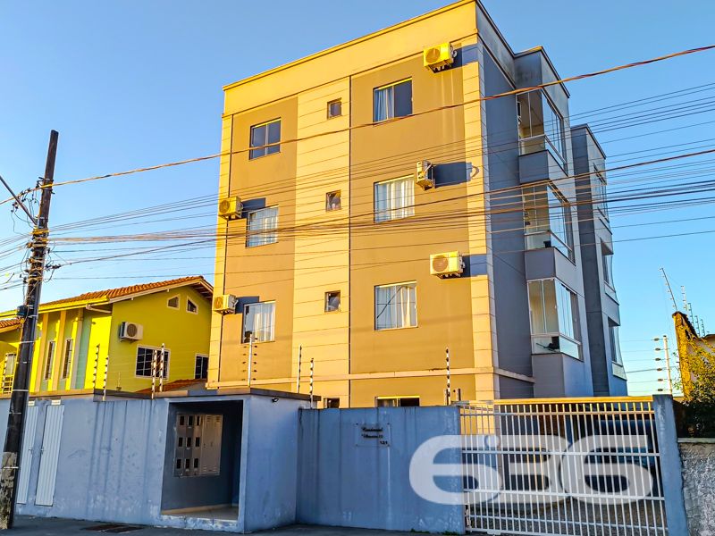 Apartamento à venda no Comasa em Joinville/SC | Porteira fechada, pronto para morar!
Se você está em busca de um apartamento pronto para morar, com excelente aproveitamento de espaço, localização estratégica e total segurança, esta é a sua oportunidade! Localizado em uma charmosa esquina no bairro Comasa, em Joinville/SC, este imóvel vai surpreender você.
Com 75,22m² de área, esta unidade oferece uma composição inteligente e funcional. São 2 dormitórios aconchegantes, sala de estar integrada à copa e cozinha planejada, banheiro social com ventilação natural, sacada com churrasqueira privativa e proteção com tela de segurança — ideal para quem tem crianças ou pets.
O apartamento será vendido mobiliado (porteira fechada), com móveis de cozinha, eletrodomésticos, sofá, mesa de jantar, armários e demais itens que garantem conforto e praticidade desde o primeiro dia.
O condomínio oferece garagem coberta, portão eletrônico, sistema de interfone e está totalmente murado, proporcionando mais segurança aos moradores. A conexão por fibra óptica assegura internet rápida para quem trabalha ou estuda em casa.
A localização também é um dos grandes diferenciais: rua pavimentada, próxima a transporte público, escolas, supermercados, hospitais, shopping center e vias de acesso que facilitam a mobilidade para todas as regiões da cidade.
* Bairro Comasa – Joinville/SC
* 75,22m² | 2 dormitórios | 1 vaga de garagem coberta
* 100% mobiliado | Sacada com churrasqueira
* Garagem coberta | Segurança e localização privilegiada
Entre em contato com a 636 Negócios Imobiliários e agende sua visita. São mais de 30 anos de tradição e excelência em mediação imobiliária. A sua nova história começa aqui.
636 NEGÓCIOS IMOBILIÁRIOS: A SUA MELHOR ESCOLHA
Com mais de 30 anos de experiência, a 636 Negócios Imobiliários é sua parceira ideal para encontrar o imóvel perfeito. Estamos prontos para ajudá-lo a fazer deste imóvel o seu novo lar.
Telefone: (47) 3451-0636
WhatsApp: (47) 99190-0636
Não perca esta oportunidade única. Visite nosso site para mais informações: i636.com.br