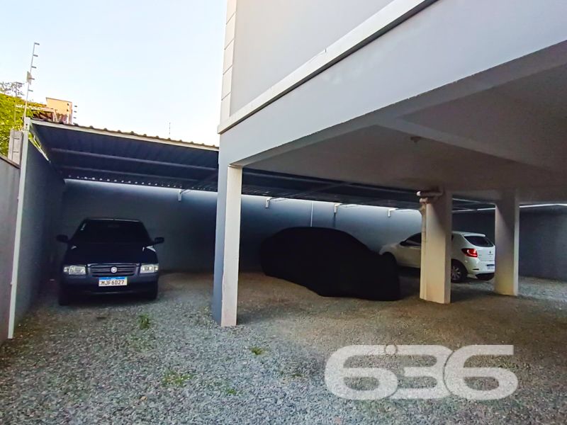 Apartamento à venda no Comasa em Joinville/SC | Porteira fechada, pronto para morar!
Se você está em busca de um apartamento pronto para morar, com excelente aproveitamento de espaço, localização estratégica e total segurança, esta é a sua oportunidade! Localizado em uma charmosa esquina no bairro Comasa, em Joinville/SC, este imóvel vai surpreender você.
Com 75,22m² de área, esta unidade oferece uma composição inteligente e funcional. São 2 dormitórios aconchegantes, sala de estar integrada à copa e cozinha planejada, banheiro social com ventilação natural, sacada com churrasqueira privativa e proteção com tela de segurança — ideal para quem tem crianças ou pets.
O apartamento será vendido mobiliado (porteira fechada), com móveis de cozinha, eletrodomésticos, sofá, mesa de jantar, armários e demais itens que garantem conforto e praticidade desde o primeiro dia.
O condomínio oferece garagem coberta, portão eletrônico, sistema de interfone e está totalmente murado, proporcionando mais segurança aos moradores. A conexão por fibra óptica assegura internet rápida para quem trabalha ou estuda em casa.
A localização também é um dos grandes diferenciais: rua pavimentada, próxima a transporte público, escolas, supermercados, hospitais, shopping center e vias de acesso que facilitam a mobilidade para todas as regiões da cidade.
* Bairro Comasa – Joinville/SC
* 75,22m² | 2 dormitórios | 1 vaga de garagem coberta
* 100% mobiliado | Sacada com churrasqueira
* Garagem coberta | Segurança e localização privilegiada
Entre em contato com a 636 Negócios Imobiliários e agende sua visita. São mais de 30 anos de tradição e excelência em mediação imobiliária. A sua nova história começa aqui.
636 NEGÓCIOS IMOBILIÁRIOS: A SUA MELHOR ESCOLHA
Com mais de 30 anos de experiência, a 636 Negócios Imobiliários é sua parceira ideal para encontrar o imóvel perfeito. Estamos prontos para ajudá-lo a fazer deste imóvel o seu novo lar.
Telefone: (47) 3451-0636
WhatsApp: (47) 99190-0636
Não perca esta oportunidade única. Visite nosso site para mais informações: i636.com.br