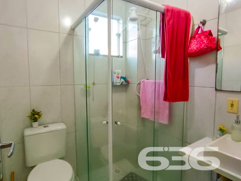 Apartamento à venda no Comasa em Joinville/SC | Porteira fechada, pronto para morar!
Se você está em busca de um apartamento pronto para morar, com excelente aproveitamento de espaço, localização estratégica e total segurança, esta é a sua oportunidade! Localizado em uma charmosa esquina no bairro Comasa, em Joinville/SC, este imóvel vai surpreender você.
Com 75,22m² de área, esta unidade oferece uma composição inteligente e funcional. São 2 dormitórios aconchegantes, sala de estar integrada à copa e cozinha planejada, banheiro social com ventilação natural, sacada com churrasqueira privativa e proteção com tela de segurança — ideal para quem tem crianças ou pets.
O apartamento será vendido mobiliado (porteira fechada), com móveis de cozinha, eletrodomésticos, sofá, mesa de jantar, armários e demais itens que garantem conforto e praticidade desde o primeiro dia.
O condomínio oferece garagem coberta, portão eletrônico, sistema de interfone e está totalmente murado, proporcionando mais segurança aos moradores. A conexão por fibra óptica assegura internet rápida para quem trabalha ou estuda em casa.
A localização também é um dos grandes diferenciais: rua pavimentada, próxima a transporte público, escolas, supermercados, hospitais, shopping center e vias de acesso que facilitam a mobilidade para todas as regiões da cidade.
* Bairro Comasa – Joinville/SC
* 75,22m² | 2 dormitórios | 1 vaga de garagem coberta
* 100% mobiliado | Sacada com churrasqueira
* Garagem coberta | Segurança e localização privilegiada
Entre em contato com a 636 Negócios Imobiliários e agende sua visita. São mais de 30 anos de tradição e excelência em mediação imobiliária. A sua nova história começa aqui.
636 NEGÓCIOS IMOBILIÁRIOS: A SUA MELHOR ESCOLHA
Com mais de 30 anos de experiência, a 636 Negócios Imobiliários é sua parceira ideal para encontrar o imóvel perfeito. Estamos prontos para ajudá-lo a fazer deste imóvel o seu novo lar.
Telefone: (47) 3451-0636
WhatsApp: (47) 99190-0636
Não perca esta oportunidade única. Visite nosso site para mais informações: i636.com.br