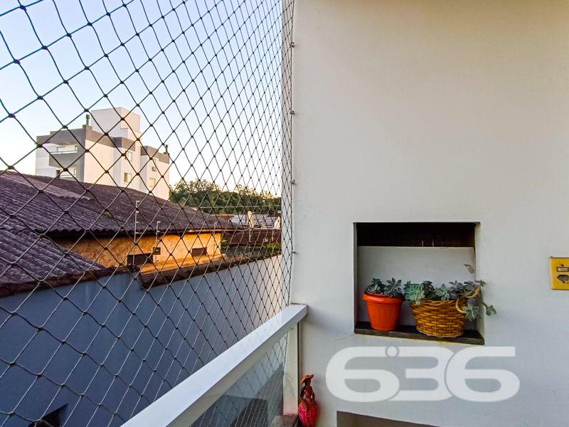 Apartamento à venda no Comasa em Joinville/SC | Porteira fechada, pronto para morar!
Se você está em busca de um apartamento pronto para morar, com excelente aproveitamento de espaço, localização estratégica e total segurança, esta é a sua oportunidade! Localizado em uma charmosa esquina no bairro Comasa, em Joinville/SC, este imóvel vai surpreender você.
Com 75,22m² de área, esta unidade oferece uma composição inteligente e funcional. São 2 dormitórios aconchegantes, sala de estar integrada à copa e cozinha planejada, banheiro social com ventilação natural, sacada com churrasqueira privativa e proteção com tela de segurança — ideal para quem tem crianças ou pets.
O apartamento será vendido mobiliado (porteira fechada), com móveis de cozinha, eletrodomésticos, sofá, mesa de jantar, armários e demais itens que garantem conforto e praticidade desde o primeiro dia.
O condomínio oferece garagem coberta, portão eletrônico, sistema de interfone e está totalmente murado, proporcionando mais segurança aos moradores. A conexão por fibra óptica assegura internet rápida para quem trabalha ou estuda em casa.
A localização também é um dos grandes diferenciais: rua pavimentada, próxima a transporte público, escolas, supermercados, hospitais, shopping center e vias de acesso que facilitam a mobilidade para todas as regiões da cidade.
* Bairro Comasa – Joinville/SC
* 75,22m² | 2 dormitórios | 1 vaga de garagem coberta
* 100% mobiliado | Sacada com churrasqueira
* Garagem coberta | Segurança e localização privilegiada
Entre em contato com a 636 Negócios Imobiliários e agende sua visita. São mais de 30 anos de tradição e excelência em mediação imobiliária. A sua nova história começa aqui.
636 NEGÓCIOS IMOBILIÁRIOS: A SUA MELHOR ESCOLHA
Com mais de 30 anos de experiência, a 636 Negócios Imobiliários é sua parceira ideal para encontrar o imóvel perfeito. Estamos prontos para ajudá-lo a fazer deste imóvel o seu novo lar.
Telefone: (47) 3451-0636
WhatsApp: (47) 99190-0636
Não perca esta oportunidade única. Visite nosso site para mais informações: i636.com.br