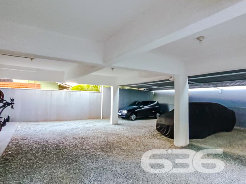 Apartamento à venda no Comasa em Joinville/SC | Porteira fechada, pronto para morar!
Se você está em busca de um apartamento pronto para morar, com excelente aproveitamento de espaço, localização estratégica e total segurança, esta é a sua oportunidade! Localizado em uma charmosa esquina no bairro Comasa, em Joinville/SC, este imóvel vai surpreender você.
Com 75,22m² de área, esta unidade oferece uma composição inteligente e funcional. São 2 dormitórios aconchegantes, sala de estar integrada à copa e cozinha planejada, banheiro social com ventilação natural, sacada com churrasqueira privativa e proteção com tela de segurança — ideal para quem tem crianças ou pets.
O apartamento será vendido mobiliado (porteira fechada), com móveis de cozinha, eletrodomésticos, sofá, mesa de jantar, armários e demais itens que garantem conforto e praticidade desde o primeiro dia.
O condomínio oferece garagem coberta, portão eletrônico, sistema de interfone e está totalmente murado, proporcionando mais segurança aos moradores. A conexão por fibra óptica assegura internet rápida para quem trabalha ou estuda em casa.
A localização também é um dos grandes diferenciais: rua pavimentada, próxima a transporte público, escolas, supermercados, hospitais, shopping center e vias de acesso que facilitam a mobilidade para todas as regiões da cidade.
* Bairro Comasa – Joinville/SC
* 75,22m² | 2 dormitórios | 1 vaga de garagem coberta
* 100% mobiliado | Sacada com churrasqueira
* Garagem coberta | Segurança e localização privilegiada
Entre em contato com a 636 Negócios Imobiliários e agende sua visita. São mais de 30 anos de tradição e excelência em mediação imobiliária. A sua nova história começa aqui.
636 NEGÓCIOS IMOBILIÁRIOS: A SUA MELHOR ESCOLHA
Com mais de 30 anos de experiência, a 636 Negócios Imobiliários é sua parceira ideal para encontrar o imóvel perfeito. Estamos prontos para ajudá-lo a fazer deste imóvel o seu novo lar.
Telefone: (47) 3451-0636
WhatsApp: (47) 99190-0636
Não perca esta oportunidade única. Visite nosso site para mais informações: i636.com.br