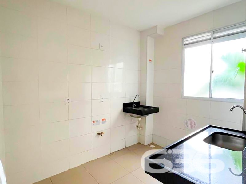 Descubra um verdadeiro tesouro imobiliário no acolhedor bairro de Vila Nova, em Joinville, Santa Catarina! Apresentamos este moderno apartamento, com um design contemporâneo e pronto para se tornar o seu novo lar.

O apartamento possui uma área construída de 73,70 m², oferecendo espaço de sobra para você viver com conforto e estilo. Composto por 2 dormitórios e um banheiro, traz a praticidade que você busca no dia a dia. A integração entre a sala de estar e jantar cria um ambiente convidativo, ideal para receber amigos e familiares. A cozinha, bem planejada, e as áreas de serviço completam os espaços internos, tornando a vida ainda mais prática.

Este imóvel se destaca não apenas pela infraestrutura interna, mas pelo conjunto de benefícios que o condomínio oferece. Com uma área de lazer completa, incluindo piscina e área de festas, você terá à disposição todo o entretenimento que precisa. A segurança é garantida com portão eletrônico, interfone, muro e cerca elétrica, além de vigilância 24 horas, permitindo que você desfrute de sua casa sem preocupações.

A localização é um dos grandes atrativos deste apartamento: situado próximo ao comércio local e rodeado por restaurantes e serviços essenciais. A facilidade de acesso a vias principais e ao transporte público torna a sua mobilidade pela cidade muito mais eficiente. Além disso, a proximidade com escolas é um diferencial para famílias que priorizam a educação de seus filhos.

Para complementar, o apartamento é pet-friendly, acolhendo muito bem o seu animal de estimação. E, por estar numa esquina, oferece mais tranquilidade e privacidade. 

Esta é a sua chance de morar em uma região valorizada e com estrutura completa. Quer saber mais? Entre em contato com a 636 Negócios Imobiliários, sua parceira há mais de 30 anos no mercado. Estamos à disposição para mostrar todos os detalhes deste imóvel e ajudar você a tomar a melhor decisão.

Não perca esta oportunidade única de adquirir um imóvel que conjuga modernidade, conforto e praticidade. 
 
636 NEGÓCIOS IMOBILIÁRIOS: A SUA MELHOR ESCOLHA
Com mais de 30 anos de experiência, a 636 Negócios Imobiliários é sua parceira ideal para encontrar o imóvel perfeito. Estamos prontos para ajudá-lo a fazer deste imóvel o seu novo lar.
 
Telefone: (47) 3451-0636
WhatsApp: (47) 99190-0636
 
Não perca esta oportunidade única. Visite nosso site para mais informações: i636.com.br