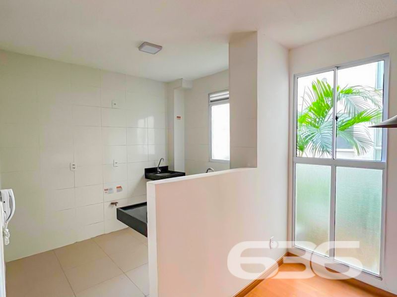 Descubra um verdadeiro tesouro imobiliário no acolhedor bairro de Vila Nova, em Joinville, Santa Catarina! Apresentamos este moderno apartamento, com um design contemporâneo e pronto para se tornar o seu novo lar.

O apartamento possui uma área construída de 73,70 m², oferecendo espaço de sobra para você viver com conforto e estilo. Composto por 2 dormitórios e um banheiro, traz a praticidade que você busca no dia a dia. A integração entre a sala de estar e jantar cria um ambiente convidativo, ideal para receber amigos e familiares. A cozinha, bem planejada, e as áreas de serviço completam os espaços internos, tornando a vida ainda mais prática.

Este imóvel se destaca não apenas pela infraestrutura interna, mas pelo conjunto de benefícios que o condomínio oferece. Com uma área de lazer completa, incluindo piscina e área de festas, você terá à disposição todo o entretenimento que precisa. A segurança é garantida com portão eletrônico, interfone, muro e cerca elétrica, além de vigilância 24 horas, permitindo que você desfrute de sua casa sem preocupações.

A localização é um dos grandes atrativos deste apartamento: situado próximo ao comércio local e rodeado por restaurantes e serviços essenciais. A facilidade de acesso a vias principais e ao transporte público torna a sua mobilidade pela cidade muito mais eficiente. Além disso, a proximidade com escolas é um diferencial para famílias que priorizam a educação de seus filhos.

Para complementar, o apartamento é pet-friendly, acolhendo muito bem o seu animal de estimação. E, por estar numa esquina, oferece mais tranquilidade e privacidade. 

Esta é a sua chance de morar em uma região valorizada e com estrutura completa. Quer saber mais? Entre em contato com a 636 Negócios Imobiliários, sua parceira há mais de 30 anos no mercado. Estamos à disposição para mostrar todos os detalhes deste imóvel e ajudar você a tomar a melhor decisão.

Não perca esta oportunidade única de adquirir um imóvel que conjuga modernidade, conforto e praticidade. 
 
636 NEGÓCIOS IMOBILIÁRIOS: A SUA MELHOR ESCOLHA
Com mais de 30 anos de experiência, a 636 Negócios Imobiliários é sua parceira ideal para encontrar o imóvel perfeito. Estamos prontos para ajudá-lo a fazer deste imóvel o seu novo lar.
 
Telefone: (47) 3451-0636
WhatsApp: (47) 99190-0636
 
Não perca esta oportunidade única. Visite nosso site para mais informações: i636.com.br