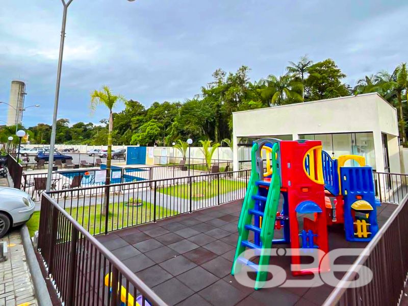 Descubra um verdadeiro tesouro imobiliário no acolhedor bairro de Vila Nova, em Joinville, Santa Catarina! Apresentamos este moderno apartamento, com um design contemporâneo e pronto para se tornar o seu novo lar.

O apartamento possui uma área construída de 73,70 m², oferecendo espaço de sobra para você viver com conforto e estilo. Composto por 2 dormitórios e um banheiro, traz a praticidade que você busca no dia a dia. A integração entre a sala de estar e jantar cria um ambiente convidativo, ideal para receber amigos e familiares. A cozinha, bem planejada, e as áreas de serviço completam os espaços internos, tornando a vida ainda mais prática.

Este imóvel se destaca não apenas pela infraestrutura interna, mas pelo conjunto de benefícios que o condomínio oferece. Com uma área de lazer completa, incluindo piscina e área de festas, você terá à disposição todo o entretenimento que precisa. A segurança é garantida com portão eletrônico, interfone, muro e cerca elétrica, além de vigilância 24 horas, permitindo que você desfrute de sua casa sem preocupações.

A localização é um dos grandes atrativos deste apartamento: situado próximo ao comércio local e rodeado por restaurantes e serviços essenciais. A facilidade de acesso a vias principais e ao transporte público torna a sua mobilidade pela cidade muito mais eficiente. Além disso, a proximidade com escolas é um diferencial para famílias que priorizam a educação de seus filhos.

Para complementar, o apartamento é pet-friendly, acolhendo muito bem o seu animal de estimação. E, por estar numa esquina, oferece mais tranquilidade e privacidade. 

Esta é a sua chance de morar em uma região valorizada e com estrutura completa. Quer saber mais? Entre em contato com a 636 Negócios Imobiliários, sua parceira há mais de 30 anos no mercado. Estamos à disposição para mostrar todos os detalhes deste imóvel e ajudar você a tomar a melhor decisão.

Não perca esta oportunidade única de adquirir um imóvel que conjuga modernidade, conforto e praticidade. 
 
636 NEGÓCIOS IMOBILIÁRIOS: A SUA MELHOR ESCOLHA
Com mais de 30 anos de experiência, a 636 Negócios Imobiliários é sua parceira ideal para encontrar o imóvel perfeito. Estamos prontos para ajudá-lo a fazer deste imóvel o seu novo lar.
 
Telefone: (47) 3451-0636
WhatsApp: (47) 99190-0636
 
Não perca esta oportunidade única. Visite nosso site para mais informações: i636.com.br