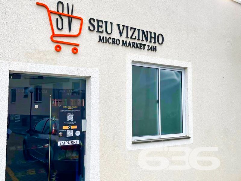 Descubra um verdadeiro tesouro imobiliário no acolhedor bairro de Vila Nova, em Joinville, Santa Catarina! Apresentamos este moderno apartamento, com um design contemporâneo e pronto para se tornar o seu novo lar.

O apartamento possui uma área construída de 73,70 m², oferecendo espaço de sobra para você viver com conforto e estilo. Composto por 2 dormitórios e um banheiro, traz a praticidade que você busca no dia a dia. A integração entre a sala de estar e jantar cria um ambiente convidativo, ideal para receber amigos e familiares. A cozinha, bem planejada, e as áreas de serviço completam os espaços internos, tornando a vida ainda mais prática.

Este imóvel se destaca não apenas pela infraestrutura interna, mas pelo conjunto de benefícios que o condomínio oferece. Com uma área de lazer completa, incluindo piscina e área de festas, você terá à disposição todo o entretenimento que precisa. A segurança é garantida com portão eletrônico, interfone, muro e cerca elétrica, além de vigilância 24 horas, permitindo que você desfrute de sua casa sem preocupações.

A localização é um dos grandes atrativos deste apartamento: situado próximo ao comércio local e rodeado por restaurantes e serviços essenciais. A facilidade de acesso a vias principais e ao transporte público torna a sua mobilidade pela cidade muito mais eficiente. Além disso, a proximidade com escolas é um diferencial para famílias que priorizam a educação de seus filhos.

Para complementar, o apartamento é pet-friendly, acolhendo muito bem o seu animal de estimação. E, por estar numa esquina, oferece mais tranquilidade e privacidade. 

Esta é a sua chance de morar em uma região valorizada e com estrutura completa. Quer saber mais? Entre em contato com a 636 Negócios Imobiliários, sua parceira há mais de 30 anos no mercado. Estamos à disposição para mostrar todos os detalhes deste imóvel e ajudar você a tomar a melhor decisão.

Não perca esta oportunidade única de adquirir um imóvel que conjuga modernidade, conforto e praticidade. 
 
636 NEGÓCIOS IMOBILIÁRIOS: A SUA MELHOR ESCOLHA
Com mais de 30 anos de experiência, a 636 Negócios Imobiliários é sua parceira ideal para encontrar o imóvel perfeito. Estamos prontos para ajudá-lo a fazer deste imóvel o seu novo lar.
 
Telefone: (47) 3451-0636
WhatsApp: (47) 99190-0636
 
Não perca esta oportunidade única. Visite nosso site para mais informações: i636.com.br