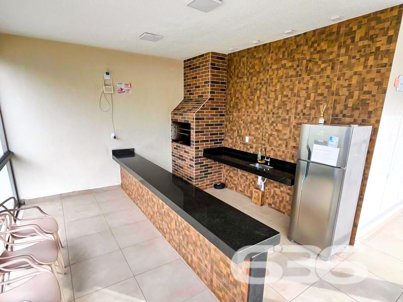 Descubra um verdadeiro tesouro imobiliário no acolhedor bairro de Vila Nova, em Joinville, Santa Catarina! Apresentamos este moderno apartamento, com um design contemporâneo e pronto para se tornar o seu novo lar.

O apartamento possui uma área construída de 73,70 m², oferecendo espaço de sobra para você viver com conforto e estilo. Composto por 2 dormitórios e um banheiro, traz a praticidade que você busca no dia a dia. A integração entre a sala de estar e jantar cria um ambiente convidativo, ideal para receber amigos e familiares. A cozinha, bem planejada, e as áreas de serviço completam os espaços internos, tornando a vida ainda mais prática.

Este imóvel se destaca não apenas pela infraestrutura interna, mas pelo conjunto de benefícios que o condomínio oferece. Com uma área de lazer completa, incluindo piscina e área de festas, você terá à disposição todo o entretenimento que precisa. A segurança é garantida com portão eletrônico, interfone, muro e cerca elétrica, além de vigilância 24 horas, permitindo que você desfrute de sua casa sem preocupações.

A localização é um dos grandes atrativos deste apartamento: situado próximo ao comércio local e rodeado por restaurantes e serviços essenciais. A facilidade de acesso a vias principais e ao transporte público torna a sua mobilidade pela cidade muito mais eficiente. Além disso, a proximidade com escolas é um diferencial para famílias que priorizam a educação de seus filhos.

Para complementar, o apartamento é pet-friendly, acolhendo muito bem o seu animal de estimação. E, por estar numa esquina, oferece mais tranquilidade e privacidade. 

Esta é a sua chance de morar em uma região valorizada e com estrutura completa. Quer saber mais? Entre em contato com a 636 Negócios Imobiliários, sua parceira há mais de 30 anos no mercado. Estamos à disposição para mostrar todos os detalhes deste imóvel e ajudar você a tomar a melhor decisão.

Não perca esta oportunidade única de adquirir um imóvel que conjuga modernidade, conforto e praticidade. 
 
636 NEGÓCIOS IMOBILIÁRIOS: A SUA MELHOR ESCOLHA
Com mais de 30 anos de experiência, a 636 Negócios Imobiliários é sua parceira ideal para encontrar o imóvel perfeito. Estamos prontos para ajudá-lo a fazer deste imóvel o seu novo lar.
 
Telefone: (47) 3451-0636
WhatsApp: (47) 99190-0636
 
Não perca esta oportunidade única. Visite nosso site para mais informações: i636.com.br