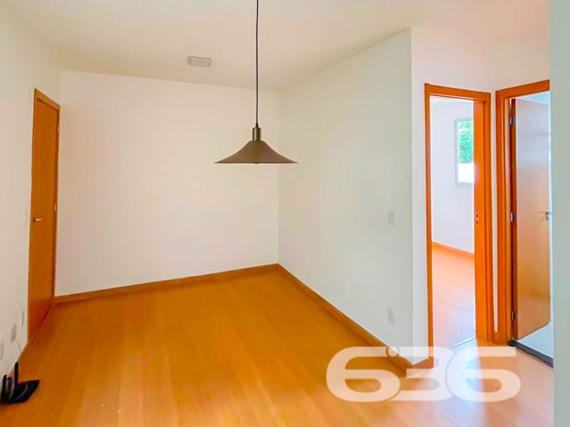 Descubra um verdadeiro tesouro imobiliário no acolhedor bairro de Vila Nova, em Joinville, Santa Catarina! Apresentamos este moderno apartamento, com um design contemporâneo e pronto para se tornar o seu novo lar.

O apartamento possui uma área construída de 73,70 m², oferecendo espaço de sobra para você viver com conforto e estilo. Composto por 2 dormitórios e um banheiro, traz a praticidade que você busca no dia a dia. A integração entre a sala de estar e jantar cria um ambiente convidativo, ideal para receber amigos e familiares. A cozinha, bem planejada, e as áreas de serviço completam os espaços internos, tornando a vida ainda mais prática.

Este imóvel se destaca não apenas pela infraestrutura interna, mas pelo conjunto de benefícios que o condomínio oferece. Com uma área de lazer completa, incluindo piscina e área de festas, você terá à disposição todo o entretenimento que precisa. A segurança é garantida com portão eletrônico, interfone, muro e cerca elétrica, além de vigilância 24 horas, permitindo que você desfrute de sua casa sem preocupações.

A localização é um dos grandes atrativos deste apartamento: situado próximo ao comércio local e rodeado por restaurantes e serviços essenciais. A facilidade de acesso a vias principais e ao transporte público torna a sua mobilidade pela cidade muito mais eficiente. Além disso, a proximidade com escolas é um diferencial para famílias que priorizam a educação de seus filhos.

Para complementar, o apartamento é pet-friendly, acolhendo muito bem o seu animal de estimação. E, por estar numa esquina, oferece mais tranquilidade e privacidade. 

Esta é a sua chance de morar em uma região valorizada e com estrutura completa. Quer saber mais? Entre em contato com a 636 Negócios Imobiliários, sua parceira há mais de 30 anos no mercado. Estamos à disposição para mostrar todos os detalhes deste imóvel e ajudar você a tomar a melhor decisão.

Não perca esta oportunidade única de adquirir um imóvel que conjuga modernidade, conforto e praticidade. 
 
636 NEGÓCIOS IMOBILIÁRIOS: A SUA MELHOR ESCOLHA
Com mais de 30 anos de experiência, a 636 Negócios Imobiliários é sua parceira ideal para encontrar o imóvel perfeito. Estamos prontos para ajudá-lo a fazer deste imóvel o seu novo lar.
 
Telefone: (47) 3451-0636
WhatsApp: (47) 99190-0636
 
Não perca esta oportunidade única. Visite nosso site para mais informações: i636.com.br