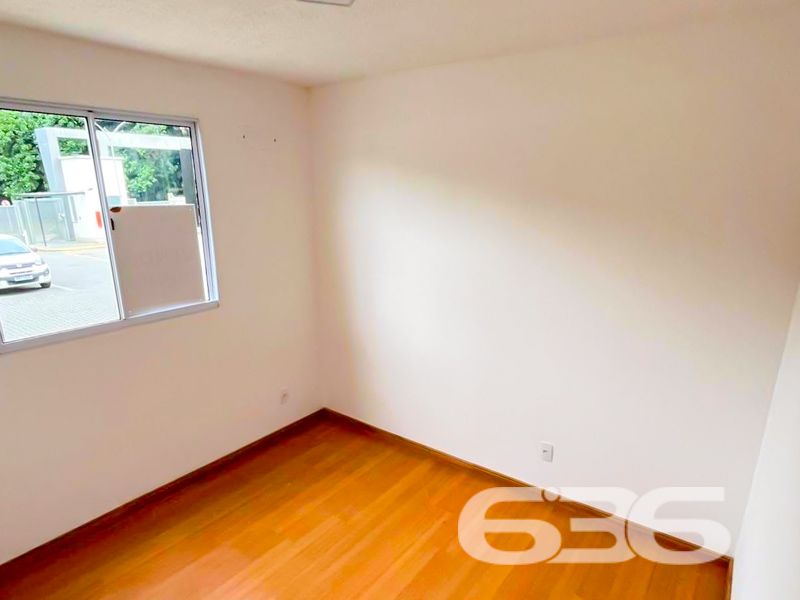 Descubra um verdadeiro tesouro imobiliário no acolhedor bairro de Vila Nova, em Joinville, Santa Catarina! Apresentamos este moderno apartamento, com um design contemporâneo e pronto para se tornar o seu novo lar.

O apartamento possui uma área construída de 73,70 m², oferecendo espaço de sobra para você viver com conforto e estilo. Composto por 2 dormitórios e um banheiro, traz a praticidade que você busca no dia a dia. A integração entre a sala de estar e jantar cria um ambiente convidativo, ideal para receber amigos e familiares. A cozinha, bem planejada, e as áreas de serviço completam os espaços internos, tornando a vida ainda mais prática.

Este imóvel se destaca não apenas pela infraestrutura interna, mas pelo conjunto de benefícios que o condomínio oferece. Com uma área de lazer completa, incluindo piscina e área de festas, você terá à disposição todo o entretenimento que precisa. A segurança é garantida com portão eletrônico, interfone, muro e cerca elétrica, além de vigilância 24 horas, permitindo que você desfrute de sua casa sem preocupações.

A localização é um dos grandes atrativos deste apartamento: situado próximo ao comércio local e rodeado por restaurantes e serviços essenciais. A facilidade de acesso a vias principais e ao transporte público torna a sua mobilidade pela cidade muito mais eficiente. Além disso, a proximidade com escolas é um diferencial para famílias que priorizam a educação de seus filhos.

Para complementar, o apartamento é pet-friendly, acolhendo muito bem o seu animal de estimação. E, por estar numa esquina, oferece mais tranquilidade e privacidade. 

Esta é a sua chance de morar em uma região valorizada e com estrutura completa. Quer saber mais? Entre em contato com a 636 Negócios Imobiliários, sua parceira há mais de 30 anos no mercado. Estamos à disposição para mostrar todos os detalhes deste imóvel e ajudar você a tomar a melhor decisão.

Não perca esta oportunidade única de adquirir um imóvel que conjuga modernidade, conforto e praticidade. 
 
636 NEGÓCIOS IMOBILIÁRIOS: A SUA MELHOR ESCOLHA
Com mais de 30 anos de experiência, a 636 Negócios Imobiliários é sua parceira ideal para encontrar o imóvel perfeito. Estamos prontos para ajudá-lo a fazer deste imóvel o seu novo lar.
 
Telefone: (47) 3451-0636
WhatsApp: (47) 99190-0636
 
Não perca esta oportunidade única. Visite nosso site para mais informações: i636.com.br