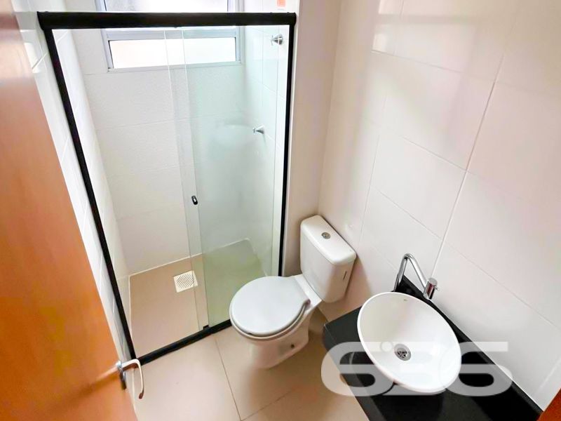 Descubra um verdadeiro tesouro imobiliário no acolhedor bairro de Vila Nova, em Joinville, Santa Catarina! Apresentamos este moderno apartamento, com um design contemporâneo e pronto para se tornar o seu novo lar.

O apartamento possui uma área construída de 73,70 m², oferecendo espaço de sobra para você viver com conforto e estilo. Composto por 2 dormitórios e um banheiro, traz a praticidade que você busca no dia a dia. A integração entre a sala de estar e jantar cria um ambiente convidativo, ideal para receber amigos e familiares. A cozinha, bem planejada, e as áreas de serviço completam os espaços internos, tornando a vida ainda mais prática.

Este imóvel se destaca não apenas pela infraestrutura interna, mas pelo conjunto de benefícios que o condomínio oferece. Com uma área de lazer completa, incluindo piscina e área de festas, você terá à disposição todo o entretenimento que precisa. A segurança é garantida com portão eletrônico, interfone, muro e cerca elétrica, além de vigilância 24 horas, permitindo que você desfrute de sua casa sem preocupações.

A localização é um dos grandes atrativos deste apartamento: situado próximo ao comércio local e rodeado por restaurantes e serviços essenciais. A facilidade de acesso a vias principais e ao transporte público torna a sua mobilidade pela cidade muito mais eficiente. Além disso, a proximidade com escolas é um diferencial para famílias que priorizam a educação de seus filhos.

Para complementar, o apartamento é pet-friendly, acolhendo muito bem o seu animal de estimação. E, por estar numa esquina, oferece mais tranquilidade e privacidade. 

Esta é a sua chance de morar em uma região valorizada e com estrutura completa. Quer saber mais? Entre em contato com a 636 Negócios Imobiliários, sua parceira há mais de 30 anos no mercado. Estamos à disposição para mostrar todos os detalhes deste imóvel e ajudar você a tomar a melhor decisão.

Não perca esta oportunidade única de adquirir um imóvel que conjuga modernidade, conforto e praticidade. 
 
636 NEGÓCIOS IMOBILIÁRIOS: A SUA MELHOR ESCOLHA
Com mais de 30 anos de experiência, a 636 Negócios Imobiliários é sua parceira ideal para encontrar o imóvel perfeito. Estamos prontos para ajudá-lo a fazer deste imóvel o seu novo lar.
 
Telefone: (47) 3451-0636
WhatsApp: (47) 99190-0636
 
Não perca esta oportunidade única. Visite nosso site para mais informações: i636.com.br
