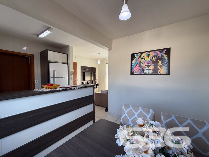 Desfrute de Conforto e Conveniência em Joinville!
Apresentamos um excelente apartamento no charmoso bairro Nova Brasília, em Joinville, SC. Este imóvel oferece a combinação perfeita de estilo moderno e funcionalidade, ideal para quem procura um lugar acolhedor para viver.
Detalhes do Apartamento:
Localizado em um edifício seguro, este apartamento possui uma área construída de 70,78 m², com espaços cuidadosamente planejados para oferecer conforto e praticidade. Conta com 2 amplos dormitórios, sendo uma suíte com closet que garante o espaço necessário para suas roupas e acessórios. Um verdadeiro refúgio para relaxar e renovar as energias!
A sala de estar integrada à sala de jantar proporciona um ambiente perfeito para receber amigos e familiares. A cozinha planejada permanece equipada, o que ajuda a transformar a experiência de cozinhar em um momento agradável e descomplicado.
Características Adicionais:
- 2 banheiros, garantindo mais conforto e privacidade.
- Sacada espaçosa para apreciar a vista.
- Área de serviço separada e planejada, facilitando o dia a dia.
- Garagem coberta, garantindo segurança para seu veículo.
- Conexão de internet por fibra óptica, ideal para quem trabalha em home office.
Segurança e Lazer:
O edifício possui vigilância eletrônica, interfone, portão eletrônico, alarme e cerca elétrica, tudo para garantir a tranquilidade de sua família. Por fim, uma churrasqueira está disponível para momentos de lazer e confraternização.
Localização Privilegiada:
A localização do imóvel é simplesmente fantástica! Próximo a importantes vias de acesso, você estará a poucos minutos de shoppings, escolas, hospitais, e transporte público, além de serviços públicos essenciais. Este é um local que combina a praticidade urbana com a tranquilidade do bairro Nova Brasília.
Oportunidade de Negócio:
Agende hoje mesmo uma visita e descubra o próximo capítulo de sua vida neste notável apartamento em Nova Brasília. Para mais informações, entre em contato conosco na 636 Negócios Imobiliários. Esperamos por você!
Com tudo isso, viver aqui se torna um sonho realizável. Não perca a oportunidade de fazer deste local o seu novo lar!
636 NEGÓCIOS IMOBILIÁRIOS: A SUA MELHOR ESCOLHA
Com mais de 30 anos de experiência, a 636 Negócios Imobiliários é sua parceira ideal para encontrar o imóvel perfeito. Estamos prontos para ajudá-lo a fazer deste imóvel o seu novo lar.
Telefone: (47) 3451-0636
WhatsApp: (47) 99190-0636
Não perca esta oportunidade única. Visite nosso site para mais informações: i636.com.br