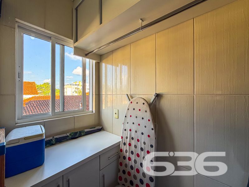 Desfrute de Conforto e Conveniência em Joinville!
Apresentamos um excelente apartamento no charmoso bairro Nova Brasília, em Joinville, SC. Este imóvel oferece a combinação perfeita de estilo moderno e funcionalidade, ideal para quem procura um lugar acolhedor para viver.
Detalhes do Apartamento:
Localizado em um edifício seguro, este apartamento possui uma área construída de 70,78 m², com espaços cuidadosamente planejados para oferecer conforto e praticidade. Conta com 2 amplos dormitórios, sendo uma suíte com closet que garante o espaço necessário para suas roupas e acessórios. Um verdadeiro refúgio para relaxar e renovar as energias!
A sala de estar integrada à sala de jantar proporciona um ambiente perfeito para receber amigos e familiares. A cozinha planejada permanece equipada, o que ajuda a transformar a experiência de cozinhar em um momento agradável e descomplicado.
Características Adicionais:
- 2 banheiros, garantindo mais conforto e privacidade.
- Sacada espaçosa para apreciar a vista.
- Área de serviço separada e planejada, facilitando o dia a dia.
- Garagem coberta, garantindo segurança para seu veículo.
- Conexão de internet por fibra óptica, ideal para quem trabalha em home office.
Segurança e Lazer:
O edifício possui vigilância eletrônica, interfone, portão eletrônico, alarme e cerca elétrica, tudo para garantir a tranquilidade de sua família. Por fim, uma churrasqueira está disponível para momentos de lazer e confraternização.
Localização Privilegiada:
A localização do imóvel é simplesmente fantástica! Próximo a importantes vias de acesso, você estará a poucos minutos de shoppings, escolas, hospitais, e transporte público, além de serviços públicos essenciais. Este é um local que combina a praticidade urbana com a tranquilidade do bairro Nova Brasília.
Oportunidade de Negócio:
Agende hoje mesmo uma visita e descubra o próximo capítulo de sua vida neste notável apartamento em Nova Brasília. Para mais informações, entre em contato conosco na 636 Negócios Imobiliários. Esperamos por você!
Com tudo isso, viver aqui se torna um sonho realizável. Não perca a oportunidade de fazer deste local o seu novo lar!
636 NEGÓCIOS IMOBILIÁRIOS: A SUA MELHOR ESCOLHA
Com mais de 30 anos de experiência, a 636 Negócios Imobiliários é sua parceira ideal para encontrar o imóvel perfeito. Estamos prontos para ajudá-lo a fazer deste imóvel o seu novo lar.
Telefone: (47) 3451-0636
WhatsApp: (47) 99190-0636
Não perca esta oportunidade única. Visite nosso site para mais informações: i636.com.br