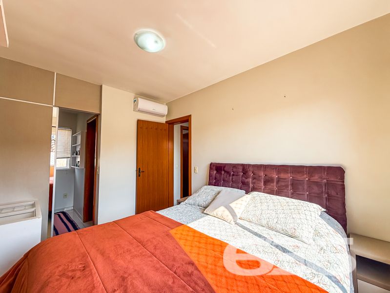 Desfrute de Conforto e Conveniência em Joinville!
Apresentamos um excelente apartamento no charmoso bairro Nova Brasília, em Joinville, SC. Este imóvel oferece a combinação perfeita de estilo moderno e funcionalidade, ideal para quem procura um lugar acolhedor para viver.
Detalhes do Apartamento:
Localizado em um edifício seguro, este apartamento possui uma área construída de 70,78 m², com espaços cuidadosamente planejados para oferecer conforto e praticidade. Conta com 2 amplos dormitórios, sendo uma suíte com closet que garante o espaço necessário para suas roupas e acessórios. Um verdadeiro refúgio para relaxar e renovar as energias!
A sala de estar integrada à sala de jantar proporciona um ambiente perfeito para receber amigos e familiares. A cozinha planejada permanece equipada, o que ajuda a transformar a experiência de cozinhar em um momento agradável e descomplicado.
Características Adicionais:
- 2 banheiros, garantindo mais conforto e privacidade.
- Sacada espaçosa para apreciar a vista.
- Área de serviço separada e planejada, facilitando o dia a dia.
- Garagem coberta, garantindo segurança para seu veículo.
- Conexão de internet por fibra óptica, ideal para quem trabalha em home office.
Segurança e Lazer:
O edifício possui vigilância eletrônica, interfone, portão eletrônico, alarme e cerca elétrica, tudo para garantir a tranquilidade de sua família. Por fim, uma churrasqueira está disponível para momentos de lazer e confraternização.
Localização Privilegiada:
A localização do imóvel é simplesmente fantástica! Próximo a importantes vias de acesso, você estará a poucos minutos de shoppings, escolas, hospitais, e transporte público, além de serviços públicos essenciais. Este é um local que combina a praticidade urbana com a tranquilidade do bairro Nova Brasília.
Oportunidade de Negócio:
Agende hoje mesmo uma visita e descubra o próximo capítulo de sua vida neste notável apartamento em Nova Brasília. Para mais informações, entre em contato conosco na 636 Negócios Imobiliários. Esperamos por você!
Com tudo isso, viver aqui se torna um sonho realizável. Não perca a oportunidade de fazer deste local o seu novo lar!
636 NEGÓCIOS IMOBILIÁRIOS: A SUA MELHOR ESCOLHA
Com mais de 30 anos de experiência, a 636 Negócios Imobiliários é sua parceira ideal para encontrar o imóvel perfeito. Estamos prontos para ajudá-lo a fazer deste imóvel o seu novo lar.
Telefone: (47) 3451-0636
WhatsApp: (47) 99190-0636
Não perca esta oportunidade única. Visite nosso site para mais informações: i636.com.br