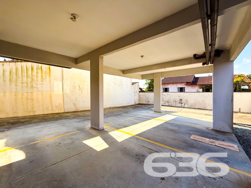 Desfrute de Conforto e Conveniência em Joinville!
Apresentamos um excelente apartamento no charmoso bairro Nova Brasília, em Joinville, SC. Este imóvel oferece a combinação perfeita de estilo moderno e funcionalidade, ideal para quem procura um lugar acolhedor para viver.
Detalhes do Apartamento:
Localizado em um edifício seguro, este apartamento possui uma área construída de 70,78 m², com espaços cuidadosamente planejados para oferecer conforto e praticidade. Conta com 2 amplos dormitórios, sendo uma suíte com closet que garante o espaço necessário para suas roupas e acessórios. Um verdadeiro refúgio para relaxar e renovar as energias!
A sala de estar integrada à sala de jantar proporciona um ambiente perfeito para receber amigos e familiares. A cozinha planejada permanece equipada, o que ajuda a transformar a experiência de cozinhar em um momento agradável e descomplicado.
Características Adicionais:
- 2 banheiros, garantindo mais conforto e privacidade.
- Sacada espaçosa para apreciar a vista.
- Área de serviço separada e planejada, facilitando o dia a dia.
- Garagem coberta, garantindo segurança para seu veículo.
- Conexão de internet por fibra óptica, ideal para quem trabalha em home office.
Segurança e Lazer:
O edifício possui vigilância eletrônica, interfone, portão eletrônico, alarme e cerca elétrica, tudo para garantir a tranquilidade de sua família. Por fim, uma churrasqueira está disponível para momentos de lazer e confraternização.
Localização Privilegiada:
A localização do imóvel é simplesmente fantástica! Próximo a importantes vias de acesso, você estará a poucos minutos de shoppings, escolas, hospitais, e transporte público, além de serviços públicos essenciais. Este é um local que combina a praticidade urbana com a tranquilidade do bairro Nova Brasília.
Oportunidade de Negócio:
Agende hoje mesmo uma visita e descubra o próximo capítulo de sua vida neste notável apartamento em Nova Brasília. Para mais informações, entre em contato conosco na 636 Negócios Imobiliários. Esperamos por você!
Com tudo isso, viver aqui se torna um sonho realizável. Não perca a oportunidade de fazer deste local o seu novo lar!
636 NEGÓCIOS IMOBILIÁRIOS: A SUA MELHOR ESCOLHA
Com mais de 30 anos de experiência, a 636 Negócios Imobiliários é sua parceira ideal para encontrar o imóvel perfeito. Estamos prontos para ajudá-lo a fazer deste imóvel o seu novo lar.
Telefone: (47) 3451-0636
WhatsApp: (47) 99190-0636
Não perca esta oportunidade única. Visite nosso site para mais informações: i636.com.br