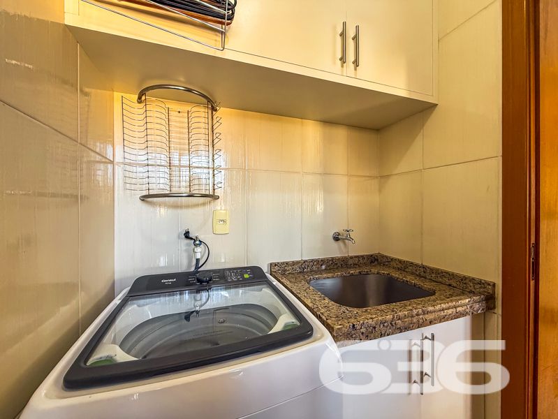 Desfrute de Conforto e Conveniência em Joinville!
Apresentamos um excelente apartamento no charmoso bairro Nova Brasília, em Joinville, SC. Este imóvel oferece a combinação perfeita de estilo moderno e funcionalidade, ideal para quem procura um lugar acolhedor para viver.
Detalhes do Apartamento:
Localizado em um edifício seguro, este apartamento possui uma área construída de 70,78 m², com espaços cuidadosamente planejados para oferecer conforto e praticidade. Conta com 2 amplos dormitórios, sendo uma suíte com closet que garante o espaço necessário para suas roupas e acessórios. Um verdadeiro refúgio para relaxar e renovar as energias!
A sala de estar integrada à sala de jantar proporciona um ambiente perfeito para receber amigos e familiares. A cozinha planejada permanece equipada, o que ajuda a transformar a experiência de cozinhar em um momento agradável e descomplicado.
Características Adicionais:
- 2 banheiros, garantindo mais conforto e privacidade.
- Sacada espaçosa para apreciar a vista.
- Área de serviço separada e planejada, facilitando o dia a dia.
- Garagem coberta, garantindo segurança para seu veículo.
- Conexão de internet por fibra óptica, ideal para quem trabalha em home office.
Segurança e Lazer:
O edifício possui vigilância eletrônica, interfone, portão eletrônico, alarme e cerca elétrica, tudo para garantir a tranquilidade de sua família. Por fim, uma churrasqueira está disponível para momentos de lazer e confraternização.
Localização Privilegiada:
A localização do imóvel é simplesmente fantástica! Próximo a importantes vias de acesso, você estará a poucos minutos de shoppings, escolas, hospitais, e transporte público, além de serviços públicos essenciais. Este é um local que combina a praticidade urbana com a tranquilidade do bairro Nova Brasília.
Oportunidade de Negócio:
Agende hoje mesmo uma visita e descubra o próximo capítulo de sua vida neste notável apartamento em Nova Brasília. Para mais informações, entre em contato conosco na 636 Negócios Imobiliários. Esperamos por você!
Com tudo isso, viver aqui se torna um sonho realizável. Não perca a oportunidade de fazer deste local o seu novo lar!
636 NEGÓCIOS IMOBILIÁRIOS: A SUA MELHOR ESCOLHA
Com mais de 30 anos de experiência, a 636 Negócios Imobiliários é sua parceira ideal para encontrar o imóvel perfeito. Estamos prontos para ajudá-lo a fazer deste imóvel o seu novo lar.
Telefone: (47) 3451-0636
WhatsApp: (47) 99190-0636
Não perca esta oportunidade única. Visite nosso site para mais informações: i636.com.br