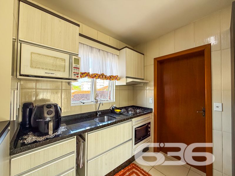 Desfrute de Conforto e Conveniência em Joinville!
Apresentamos um excelente apartamento no charmoso bairro Nova Brasília, em Joinville, SC. Este imóvel oferece a combinação perfeita de estilo moderno e funcionalidade, ideal para quem procura um lugar acolhedor para viver.
Detalhes do Apartamento:
Localizado em um edifício seguro, este apartamento possui uma área construída de 70,78 m², com espaços cuidadosamente planejados para oferecer conforto e praticidade. Conta com 2 amplos dormitórios, sendo uma suíte com closet que garante o espaço necessário para suas roupas e acessórios. Um verdadeiro refúgio para relaxar e renovar as energias!
A sala de estar integrada à sala de jantar proporciona um ambiente perfeito para receber amigos e familiares. A cozinha planejada permanece equipada, o que ajuda a transformar a experiência de cozinhar em um momento agradável e descomplicado.
Características Adicionais:
- 2 banheiros, garantindo mais conforto e privacidade.
- Sacada espaçosa para apreciar a vista.
- Área de serviço separada e planejada, facilitando o dia a dia.
- Garagem coberta, garantindo segurança para seu veículo.
- Conexão de internet por fibra óptica, ideal para quem trabalha em home office.
Segurança e Lazer:
O edifício possui vigilância eletrônica, interfone, portão eletrônico, alarme e cerca elétrica, tudo para garantir a tranquilidade de sua família. Por fim, uma churrasqueira está disponível para momentos de lazer e confraternização.
Localização Privilegiada:
A localização do imóvel é simplesmente fantástica! Próximo a importantes vias de acesso, você estará a poucos minutos de shoppings, escolas, hospitais, e transporte público, além de serviços públicos essenciais. Este é um local que combina a praticidade urbana com a tranquilidade do bairro Nova Brasília.
Oportunidade de Negócio:
Agende hoje mesmo uma visita e descubra o próximo capítulo de sua vida neste notável apartamento em Nova Brasília. Para mais informações, entre em contato conosco na 636 Negócios Imobiliários. Esperamos por você!
Com tudo isso, viver aqui se torna um sonho realizável. Não perca a oportunidade de fazer deste local o seu novo lar!
636 NEGÓCIOS IMOBILIÁRIOS: A SUA MELHOR ESCOLHA
Com mais de 30 anos de experiência, a 636 Negócios Imobiliários é sua parceira ideal para encontrar o imóvel perfeito. Estamos prontos para ajudá-lo a fazer deste imóvel o seu novo lar.
Telefone: (47) 3451-0636
WhatsApp: (47) 99190-0636
Não perca esta oportunidade única. Visite nosso site para mais informações: i636.com.br