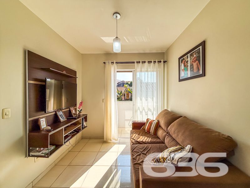 Desfrute de Conforto e Conveniência em Joinville!
Apresentamos um excelente apartamento no charmoso bairro Nova Brasília, em Joinville, SC. Este imóvel oferece a combinação perfeita de estilo moderno e funcionalidade, ideal para quem procura um lugar acolhedor para viver.
Detalhes do Apartamento:
Localizado em um edifício seguro, este apartamento possui uma área construída de 70,78 m², com espaços cuidadosamente planejados para oferecer conforto e praticidade. Conta com 2 amplos dormitórios, sendo uma suíte com closet que garante o espaço necessário para suas roupas e acessórios. Um verdadeiro refúgio para relaxar e renovar as energias!
A sala de estar integrada à sala de jantar proporciona um ambiente perfeito para receber amigos e familiares. A cozinha planejada permanece equipada, o que ajuda a transformar a experiência de cozinhar em um momento agradável e descomplicado.
Características Adicionais:
- 2 banheiros, garantindo mais conforto e privacidade.
- Sacada espaçosa para apreciar a vista.
- Área de serviço separada e planejada, facilitando o dia a dia.
- Garagem coberta, garantindo segurança para seu veículo.
- Conexão de internet por fibra óptica, ideal para quem trabalha em home office.
Segurança e Lazer:
O edifício possui vigilância eletrônica, interfone, portão eletrônico, alarme e cerca elétrica, tudo para garantir a tranquilidade de sua família. Por fim, uma churrasqueira está disponível para momentos de lazer e confraternização.
Localização Privilegiada:
A localização do imóvel é simplesmente fantástica! Próximo a importantes vias de acesso, você estará a poucos minutos de shoppings, escolas, hospitais, e transporte público, além de serviços públicos essenciais. Este é um local que combina a praticidade urbana com a tranquilidade do bairro Nova Brasília.
Oportunidade de Negócio:
Agende hoje mesmo uma visita e descubra o próximo capítulo de sua vida neste notável apartamento em Nova Brasília. Para mais informações, entre em contato conosco na 636 Negócios Imobiliários. Esperamos por você!
Com tudo isso, viver aqui se torna um sonho realizável. Não perca a oportunidade de fazer deste local o seu novo lar!
636 NEGÓCIOS IMOBILIÁRIOS: A SUA MELHOR ESCOLHA
Com mais de 30 anos de experiência, a 636 Negócios Imobiliários é sua parceira ideal para encontrar o imóvel perfeito. Estamos prontos para ajudá-lo a fazer deste imóvel o seu novo lar.
Telefone: (47) 3451-0636
WhatsApp: (47) 99190-0636
Não perca esta oportunidade única. Visite nosso site para mais informações: i636.com.br