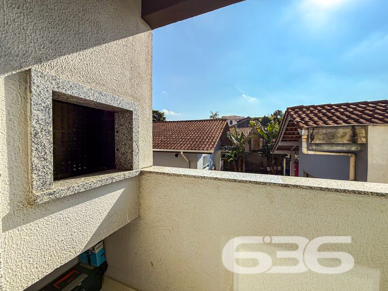 Desfrute de Conforto e Conveniência em Joinville!
Apresentamos um excelente apartamento no charmoso bairro Nova Brasília, em Joinville, SC. Este imóvel oferece a combinação perfeita de estilo moderno e funcionalidade, ideal para quem procura um lugar acolhedor para viver.
Detalhes do Apartamento:
Localizado em um edifício seguro, este apartamento possui uma área construída de 70,78 m², com espaços cuidadosamente planejados para oferecer conforto e praticidade. Conta com 2 amplos dormitórios, sendo uma suíte com closet que garante o espaço necessário para suas roupas e acessórios. Um verdadeiro refúgio para relaxar e renovar as energias!
A sala de estar integrada à sala de jantar proporciona um ambiente perfeito para receber amigos e familiares. A cozinha planejada permanece equipada, o que ajuda a transformar a experiência de cozinhar em um momento agradável e descomplicado.
Características Adicionais:
- 2 banheiros, garantindo mais conforto e privacidade.
- Sacada espaçosa para apreciar a vista.
- Área de serviço separada e planejada, facilitando o dia a dia.
- Garagem coberta, garantindo segurança para seu veículo.
- Conexão de internet por fibra óptica, ideal para quem trabalha em home office.
Segurança e Lazer:
O edifício possui vigilância eletrônica, interfone, portão eletrônico, alarme e cerca elétrica, tudo para garantir a tranquilidade de sua família. Por fim, uma churrasqueira está disponível para momentos de lazer e confraternização.
Localização Privilegiada:
A localização do imóvel é simplesmente fantástica! Próximo a importantes vias de acesso, você estará a poucos minutos de shoppings, escolas, hospitais, e transporte público, além de serviços públicos essenciais. Este é um local que combina a praticidade urbana com a tranquilidade do bairro Nova Brasília.
Oportunidade de Negócio:
Agende hoje mesmo uma visita e descubra o próximo capítulo de sua vida neste notável apartamento em Nova Brasília. Para mais informações, entre em contato conosco na 636 Negócios Imobiliários. Esperamos por você!
Com tudo isso, viver aqui se torna um sonho realizável. Não perca a oportunidade de fazer deste local o seu novo lar!
636 NEGÓCIOS IMOBILIÁRIOS: A SUA MELHOR ESCOLHA
Com mais de 30 anos de experiência, a 636 Negócios Imobiliários é sua parceira ideal para encontrar o imóvel perfeito. Estamos prontos para ajudá-lo a fazer deste imóvel o seu novo lar.
Telefone: (47) 3451-0636
WhatsApp: (47) 99190-0636
Não perca esta oportunidade única. Visite nosso site para mais informações: i636.com.br