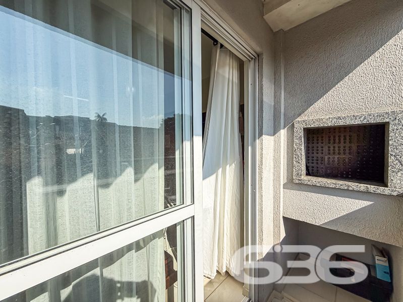 Desfrute de Conforto e Conveniência em Joinville!
Apresentamos um excelente apartamento no charmoso bairro Nova Brasília, em Joinville, SC. Este imóvel oferece a combinação perfeita de estilo moderno e funcionalidade, ideal para quem procura um lugar acolhedor para viver.
Detalhes do Apartamento:
Localizado em um edifício seguro, este apartamento possui uma área construída de 70,78 m², com espaços cuidadosamente planejados para oferecer conforto e praticidade. Conta com 2 amplos dormitórios, sendo uma suíte com closet que garante o espaço necessário para suas roupas e acessórios. Um verdadeiro refúgio para relaxar e renovar as energias!
A sala de estar integrada à sala de jantar proporciona um ambiente perfeito para receber amigos e familiares. A cozinha planejada permanece equipada, o que ajuda a transformar a experiência de cozinhar em um momento agradável e descomplicado.
Características Adicionais:
- 2 banheiros, garantindo mais conforto e privacidade.
- Sacada espaçosa para apreciar a vista.
- Área de serviço separada e planejada, facilitando o dia a dia.
- Garagem coberta, garantindo segurança para seu veículo.
- Conexão de internet por fibra óptica, ideal para quem trabalha em home office.
Segurança e Lazer:
O edifício possui vigilância eletrônica, interfone, portão eletrônico, alarme e cerca elétrica, tudo para garantir a tranquilidade de sua família. Por fim, uma churrasqueira está disponível para momentos de lazer e confraternização.
Localização Privilegiada:
A localização do imóvel é simplesmente fantástica! Próximo a importantes vias de acesso, você estará a poucos minutos de shoppings, escolas, hospitais, e transporte público, além de serviços públicos essenciais. Este é um local que combina a praticidade urbana com a tranquilidade do bairro Nova Brasília.
Oportunidade de Negócio:
Agende hoje mesmo uma visita e descubra o próximo capítulo de sua vida neste notável apartamento em Nova Brasília. Para mais informações, entre em contato conosco na 636 Negócios Imobiliários. Esperamos por você!
Com tudo isso, viver aqui se torna um sonho realizável. Não perca a oportunidade de fazer deste local o seu novo lar!
636 NEGÓCIOS IMOBILIÁRIOS: A SUA MELHOR ESCOLHA
Com mais de 30 anos de experiência, a 636 Negócios Imobiliários é sua parceira ideal para encontrar o imóvel perfeito. Estamos prontos para ajudá-lo a fazer deste imóvel o seu novo lar.
Telefone: (47) 3451-0636
WhatsApp: (47) 99190-0636
Não perca esta oportunidade única. Visite nosso site para mais informações: i636.com.br