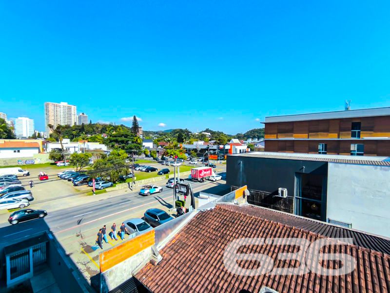 Descubra o lar dos seus sonhos em um dos bairros mais charmosos e procurados de Joinville: o maravilhoso Bairro América. Apresentamos um incrível apartamento à venda, que conjuga conforto, praticidade e localização privilegiada, pronto para receber você e sua família.
Este apartamento oferece um espaço aconchegante com 51,83m² de área construída. Ideal para quem aprecia ambientes bem distribuídos, o imóvel possui dois dormitórios que oferecem conforto e privacidade, um banheiro funcional, e uma sala de estar integrada à sala de jantar, proporcionando um ambiente perfeito para momentos de descontração e convivência.
A cozinha, com um layout otimizado, é ideal para aqueles que gostam de preparar suas refeições com praticidade. Outro destaque é o imóvel já contar com condicionadores de ar instalados, garantindo conforto térmico durante todo o ano.
O residencial é totalmente murado e cercado, oferecendo a segurança que você e sua família merecem, com o acesso facilitado por um portão eletrônico e um interfone. E mais: o apartamento possui uma garagem coberta, protegendo seu veículo dos intempéries climáticos.
Além de ser pet-friendly, permitindo a presença dos seus amados animais de estimação, o imóvel está localizado em uma rua pavimentada e próximo a vias de acesso principais, facilitando locomoção e acesso a diversas modalidades de transporte público. Para quem adora ter tudo à mão, o local apresenta proximidade com shoppings, escolas de qualidade, hospitais e diversos serviços públicos, tornando a rotina mais prática e agradável.
Esse apartamento é mais do que um imóvel à venda. É a oportunidade de viver com qualidade de vida em um dos melhores endereços de Joinville, SC. Não perca a chance de transformar este espaço no seu novo lar. Entre em contato conosco para mais informações e agende uma visita. Estamos à disposição para ajudar você a dar o próximo passo rumo à realização do seu sonho de morar bem!
636 NEGÓCIOS IMOBILIÁRIOS: A SUA MELHOR ESCOLHA
Com mais de 30 anos de experiência, a 636 Negócios Imobiliários é sua parceira ideal para encontrar o imóvel perfeito. Estamos prontos para ajudá-lo a fazer deste imóvel o seu novo lar.
Telefone: (47) 3451-0636
WhatsApp: (47) 99190-0636
Não perca esta oportunidade única. Visite nosso site para mais informações: i636.com.br