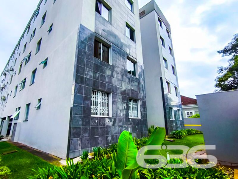 Descubra o lar dos seus sonhos em um dos bairros mais charmosos e procurados de Joinville: o maravilhoso Bairro América. Apresentamos um incrível apartamento à venda, que conjuga conforto, praticidade e localização privilegiada, pronto para receber você e sua família.
Este apartamento oferece um espaço aconchegante com 51,83m² de área construída. Ideal para quem aprecia ambientes bem distribuídos, o imóvel possui dois dormitórios que oferecem conforto e privacidade, um banheiro funcional, e uma sala de estar integrada à sala de jantar, proporcionando um ambiente perfeito para momentos de descontração e convivência.
A cozinha, com um layout otimizado, é ideal para aqueles que gostam de preparar suas refeições com praticidade. Outro destaque é o imóvel já contar com condicionadores de ar instalados, garantindo conforto térmico durante todo o ano.
O residencial é totalmente murado e cercado, oferecendo a segurança que você e sua família merecem, com o acesso facilitado por um portão eletrônico e um interfone. E mais: o apartamento possui uma garagem coberta, protegendo seu veículo dos intempéries climáticos.
Além de ser pet-friendly, permitindo a presença dos seus amados animais de estimação, o imóvel está localizado em uma rua pavimentada e próximo a vias de acesso principais, facilitando locomoção e acesso a diversas modalidades de transporte público. Para quem adora ter tudo à mão, o local apresenta proximidade com shoppings, escolas de qualidade, hospitais e diversos serviços públicos, tornando a rotina mais prática e agradável.
Esse apartamento é mais do que um imóvel à venda. É a oportunidade de viver com qualidade de vida em um dos melhores endereços de Joinville, SC. Não perca a chance de transformar este espaço no seu novo lar. Entre em contato conosco para mais informações e agende uma visita. Estamos à disposição para ajudar você a dar o próximo passo rumo à realização do seu sonho de morar bem!
636 NEGÓCIOS IMOBILIÁRIOS: A SUA MELHOR ESCOLHA
Com mais de 30 anos de experiência, a 636 Negócios Imobiliários é sua parceira ideal para encontrar o imóvel perfeito. Estamos prontos para ajudá-lo a fazer deste imóvel o seu novo lar.
Telefone: (47) 3451-0636
WhatsApp: (47) 99190-0636
Não perca esta oportunidade única. Visite nosso site para mais informações: i636.com.br