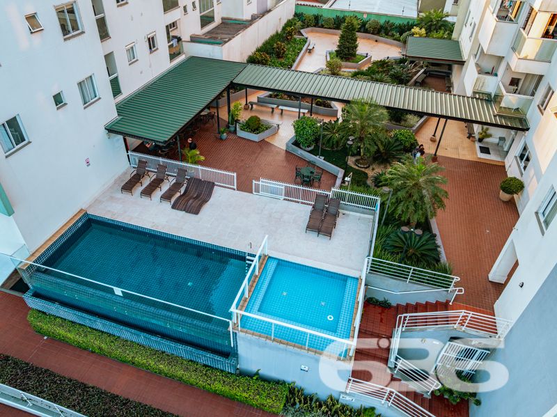 Localizado em um dos bairros mais desejados de Joinville, o Bom Retiro, este apartamento é a perfeita combinação de conforto, espaço e praticidade. Oferece uma experiência única de moradia em uma localização com infraestrutura completa, ideal para quem busca qualidade de vida.

Com uma área total de 106,19m², o apartamento dispõe de uma configuração que maximiza o espaço e funcionalidade. A ampla sala, integrada à copa e cozinha, cria um ambiente acolhedor para você e sua família desfrutarem de momentos únicos. A cozinha já vem equipada com móveis, oferecendo praticidade e elegância ao dia a dia.

O imóvel é composto por uma suíte confortável, um dormitório adicional, e dois banheiros, garantindo privacidade e conveniência aos moradores. As duas sacadas são um convite para relaxar e desfrutar da tranquilidade que o bairro proporciona. Os móveis embutidos e os condicionadores de ar que ficam no imóvel são um agradável bônus, tornando sua mudança ainda mais prática e conveniente.

Uma vaga de garagem coberta está inclusa, proporcionando proteção e segurança para o seu veículo. Além disso, a área de serviço é espaçosa e funcional, facilitando as tarefas cotidianas.

A região do Bom Retiro é conhecida por sua excelente infraestrutura, com fácil acesso a escolas, supermercados, farmácias e opções de lazer, tornando a sua rotina ainda mais prática. Além disso, a proximidade ao centro de Joinville significa ter todas as vantagens de uma metrópole dentro de um bairro residencial tranquilo e acolhedor.

Este imóvel está pronto para receber você de braços abertos. Seja para morar ou investir, esta é uma oportunidade imperdível de adquirir um excelente imóvel em Joinville.

Entre em contato com a 636 Negócios Imobiliários e venha conhecer pessoalmente! Não perca tempo e agende uma visita agora mesmo para conferir cada detalhe deste incrível apartamento. A chave para sua nova vida está aqui!
 
636 NEGÓCIOS IMOBILIÁRIOS: A SUA MELHOR ESCOLHA
Com mais de 30 anos de experiência, a 636 Negócios Imobiliários é sua parceira ideal para encontrar o imóvel perfeito. Estamos prontos para ajudá-lo a fazer deste imóvel o seu novo lar.
 
Telefone: (47) 3451-0636
WhatsApp: (47) 99190-0636
 
Não perca esta oportunidade única. Visite nosso site para mais informações: i636.com.br