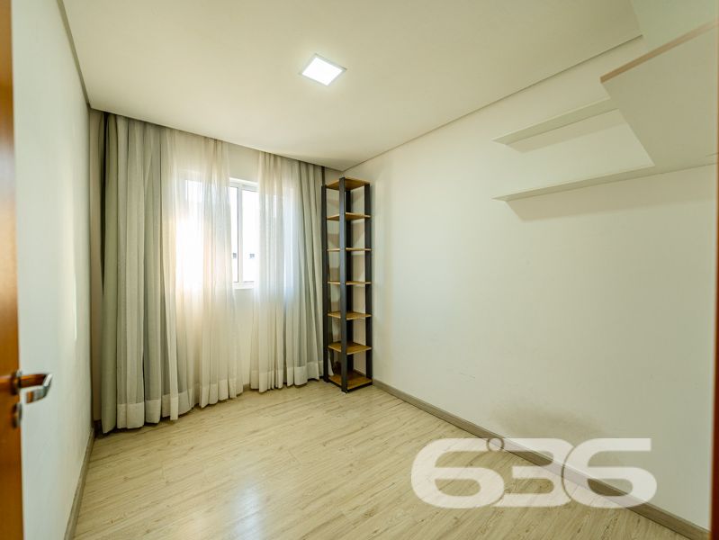 Localizado em um dos bairros mais desejados de Joinville, o Bom Retiro, este apartamento é a perfeita combinação de conforto, espaço e praticidade. Oferece uma experiência única de moradia em uma localização com infraestrutura completa, ideal para quem busca qualidade de vida.

Com uma área total de 106,19m², o apartamento dispõe de uma configuração que maximiza o espaço e funcionalidade. A ampla sala, integrada à copa e cozinha, cria um ambiente acolhedor para você e sua família desfrutarem de momentos únicos. A cozinha já vem equipada com móveis, oferecendo praticidade e elegância ao dia a dia.

O imóvel é composto por uma suíte confortável, um dormitório adicional, e dois banheiros, garantindo privacidade e conveniência aos moradores. As duas sacadas são um convite para relaxar e desfrutar da tranquilidade que o bairro proporciona. Os móveis embutidos e os condicionadores de ar que ficam no imóvel são um agradável bônus, tornando sua mudança ainda mais prática e conveniente.

Uma vaga de garagem coberta está inclusa, proporcionando proteção e segurança para o seu veículo. Além disso, a área de serviço é espaçosa e funcional, facilitando as tarefas cotidianas.

A região do Bom Retiro é conhecida por sua excelente infraestrutura, com fácil acesso a escolas, supermercados, farmácias e opções de lazer, tornando a sua rotina ainda mais prática. Além disso, a proximidade ao centro de Joinville significa ter todas as vantagens de uma metrópole dentro de um bairro residencial tranquilo e acolhedor.

Este imóvel está pronto para receber você de braços abertos. Seja para morar ou investir, esta é uma oportunidade imperdível de adquirir um excelente imóvel em Joinville.

Entre em contato com a 636 Negócios Imobiliários e venha conhecer pessoalmente! Não perca tempo e agende uma visita agora mesmo para conferir cada detalhe deste incrível apartamento. A chave para sua nova vida está aqui!
 
636 NEGÓCIOS IMOBILIÁRIOS: A SUA MELHOR ESCOLHA
Com mais de 30 anos de experiência, a 636 Negócios Imobiliários é sua parceira ideal para encontrar o imóvel perfeito. Estamos prontos para ajudá-lo a fazer deste imóvel o seu novo lar.
 
Telefone: (47) 3451-0636
WhatsApp: (47) 99190-0636
 
Não perca esta oportunidade única. Visite nosso site para mais informações: i636.com.br
