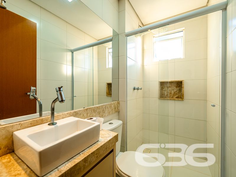 Localizado em um dos bairros mais desejados de Joinville, o Bom Retiro, este apartamento é a perfeita combinação de conforto, espaço e praticidade. Oferece uma experiência única de moradia em uma localização com infraestrutura completa, ideal para quem busca qualidade de vida.

Com uma área total de 106,19m², o apartamento dispõe de uma configuração que maximiza o espaço e funcionalidade. A ampla sala, integrada à copa e cozinha, cria um ambiente acolhedor para você e sua família desfrutarem de momentos únicos. A cozinha já vem equipada com móveis, oferecendo praticidade e elegância ao dia a dia.

O imóvel é composto por uma suíte confortável, um dormitório adicional, e dois banheiros, garantindo privacidade e conveniência aos moradores. As duas sacadas são um convite para relaxar e desfrutar da tranquilidade que o bairro proporciona. Os móveis embutidos e os condicionadores de ar que ficam no imóvel são um agradável bônus, tornando sua mudança ainda mais prática e conveniente.

Uma vaga de garagem coberta está inclusa, proporcionando proteção e segurança para o seu veículo. Além disso, a área de serviço é espaçosa e funcional, facilitando as tarefas cotidianas.

A região do Bom Retiro é conhecida por sua excelente infraestrutura, com fácil acesso a escolas, supermercados, farmácias e opções de lazer, tornando a sua rotina ainda mais prática. Além disso, a proximidade ao centro de Joinville significa ter todas as vantagens de uma metrópole dentro de um bairro residencial tranquilo e acolhedor.

Este imóvel está pronto para receber você de braços abertos. Seja para morar ou investir, esta é uma oportunidade imperdível de adquirir um excelente imóvel em Joinville.

Entre em contato com a 636 Negócios Imobiliários e venha conhecer pessoalmente! Não perca tempo e agende uma visita agora mesmo para conferir cada detalhe deste incrível apartamento. A chave para sua nova vida está aqui!
 
636 NEGÓCIOS IMOBILIÁRIOS: A SUA MELHOR ESCOLHA
Com mais de 30 anos de experiência, a 636 Negócios Imobiliários é sua parceira ideal para encontrar o imóvel perfeito. Estamos prontos para ajudá-lo a fazer deste imóvel o seu novo lar.
 
Telefone: (47) 3451-0636
WhatsApp: (47) 99190-0636
 
Não perca esta oportunidade única. Visite nosso site para mais informações: i636.com.br