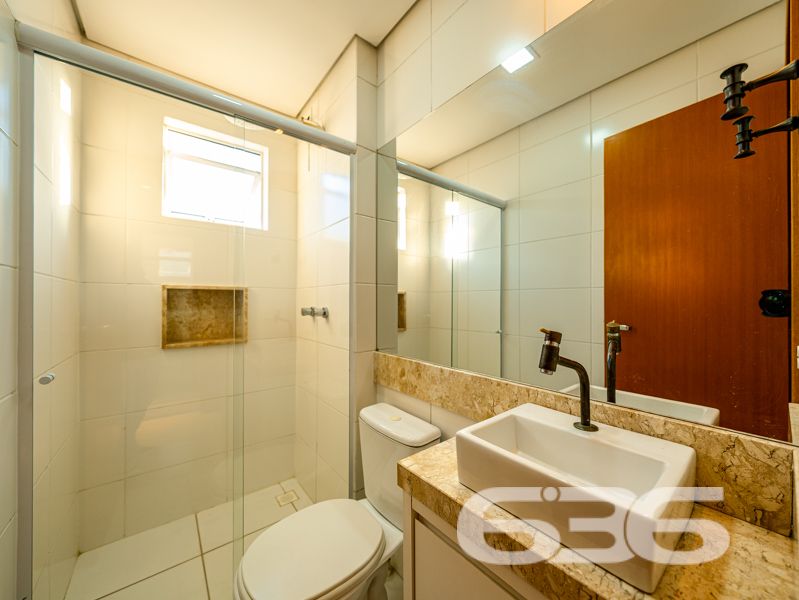 Localizado em um dos bairros mais desejados de Joinville, o Bom Retiro, este apartamento é a perfeita combinação de conforto, espaço e praticidade. Oferece uma experiência única de moradia em uma localização com infraestrutura completa, ideal para quem busca qualidade de vida.

Com uma área total de 106,19m², o apartamento dispõe de uma configuração que maximiza o espaço e funcionalidade. A ampla sala, integrada à copa e cozinha, cria um ambiente acolhedor para você e sua família desfrutarem de momentos únicos. A cozinha já vem equipada com móveis, oferecendo praticidade e elegância ao dia a dia.

O imóvel é composto por uma suíte confortável, um dormitório adicional, e dois banheiros, garantindo privacidade e conveniência aos moradores. As duas sacadas são um convite para relaxar e desfrutar da tranquilidade que o bairro proporciona. Os móveis embutidos e os condicionadores de ar que ficam no imóvel são um agradável bônus, tornando sua mudança ainda mais prática e conveniente.

Uma vaga de garagem coberta está inclusa, proporcionando proteção e segurança para o seu veículo. Além disso, a área de serviço é espaçosa e funcional, facilitando as tarefas cotidianas.

A região do Bom Retiro é conhecida por sua excelente infraestrutura, com fácil acesso a escolas, supermercados, farmácias e opções de lazer, tornando a sua rotina ainda mais prática. Além disso, a proximidade ao centro de Joinville significa ter todas as vantagens de uma metrópole dentro de um bairro residencial tranquilo e acolhedor.

Este imóvel está pronto para receber você de braços abertos. Seja para morar ou investir, esta é uma oportunidade imperdível de adquirir um excelente imóvel em Joinville.

Entre em contato com a 636 Negócios Imobiliários e venha conhecer pessoalmente! Não perca tempo e agende uma visita agora mesmo para conferir cada detalhe deste incrível apartamento. A chave para sua nova vida está aqui!
 
636 NEGÓCIOS IMOBILIÁRIOS: A SUA MELHOR ESCOLHA
Com mais de 30 anos de experiência, a 636 Negócios Imobiliários é sua parceira ideal para encontrar o imóvel perfeito. Estamos prontos para ajudá-lo a fazer deste imóvel o seu novo lar.
 
Telefone: (47) 3451-0636
WhatsApp: (47) 99190-0636
 
Não perca esta oportunidade única. Visite nosso site para mais informações: i636.com.br