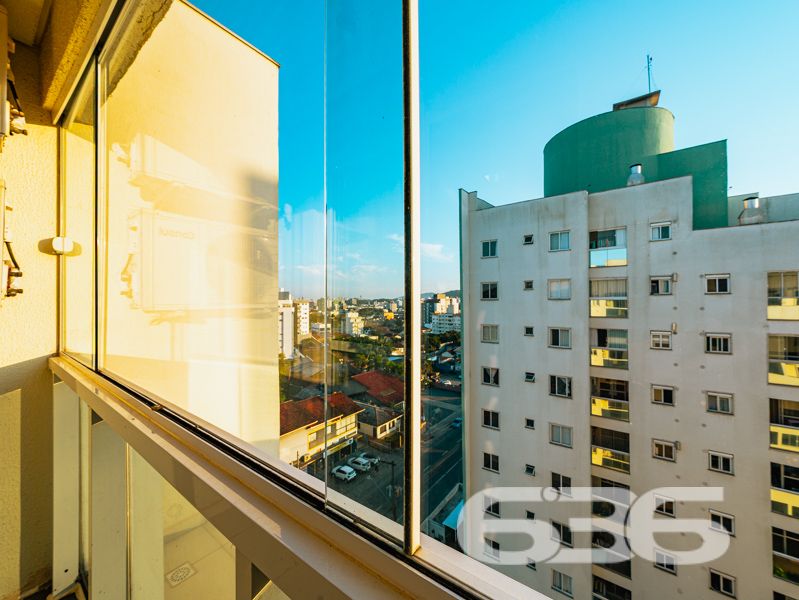 Localizado em um dos bairros mais desejados de Joinville, o Bom Retiro, este apartamento é a perfeita combinação de conforto, espaço e praticidade. Oferece uma experiência única de moradia em uma localização com infraestrutura completa, ideal para quem busca qualidade de vida.

Com uma área total de 106,19m², o apartamento dispõe de uma configuração que maximiza o espaço e funcionalidade. A ampla sala, integrada à copa e cozinha, cria um ambiente acolhedor para você e sua família desfrutarem de momentos únicos. A cozinha já vem equipada com móveis, oferecendo praticidade e elegância ao dia a dia.

O imóvel é composto por uma suíte confortável, um dormitório adicional, e dois banheiros, garantindo privacidade e conveniência aos moradores. As duas sacadas são um convite para relaxar e desfrutar da tranquilidade que o bairro proporciona. Os móveis embutidos e os condicionadores de ar que ficam no imóvel são um agradável bônus, tornando sua mudança ainda mais prática e conveniente.

Uma vaga de garagem coberta está inclusa, proporcionando proteção e segurança para o seu veículo. Além disso, a área de serviço é espaçosa e funcional, facilitando as tarefas cotidianas.

A região do Bom Retiro é conhecida por sua excelente infraestrutura, com fácil acesso a escolas, supermercados, farmácias e opções de lazer, tornando a sua rotina ainda mais prática. Além disso, a proximidade ao centro de Joinville significa ter todas as vantagens de uma metrópole dentro de um bairro residencial tranquilo e acolhedor.

Este imóvel está pronto para receber você de braços abertos. Seja para morar ou investir, esta é uma oportunidade imperdível de adquirir um excelente imóvel em Joinville.

Entre em contato com a 636 Negócios Imobiliários e venha conhecer pessoalmente! Não perca tempo e agende uma visita agora mesmo para conferir cada detalhe deste incrível apartamento. A chave para sua nova vida está aqui!
 
636 NEGÓCIOS IMOBILIÁRIOS: A SUA MELHOR ESCOLHA
Com mais de 30 anos de experiência, a 636 Negócios Imobiliários é sua parceira ideal para encontrar o imóvel perfeito. Estamos prontos para ajudá-lo a fazer deste imóvel o seu novo lar.
 
Telefone: (47) 3451-0636
WhatsApp: (47) 99190-0636
 
Não perca esta oportunidade única. Visite nosso site para mais informações: i636.com.br