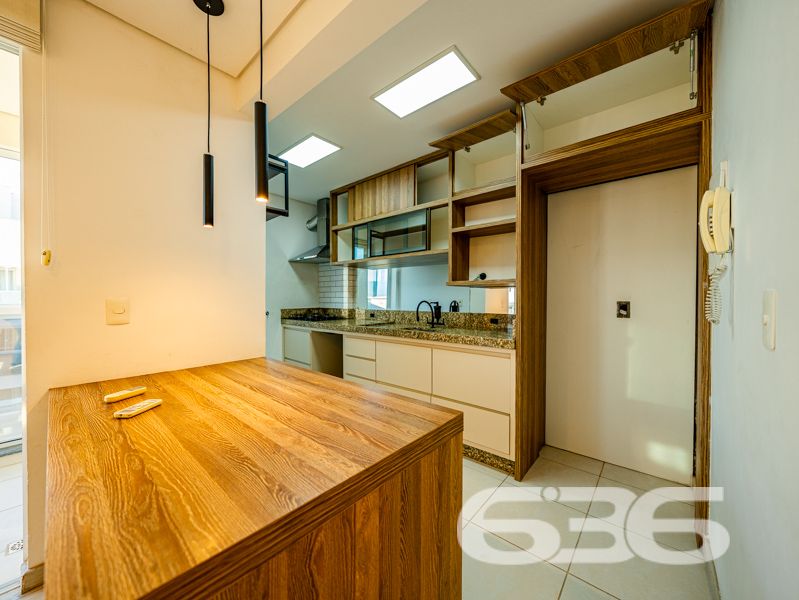 Localizado em um dos bairros mais desejados de Joinville, o Bom Retiro, este apartamento é a perfeita combinação de conforto, espaço e praticidade. Oferece uma experiência única de moradia em uma localização com infraestrutura completa, ideal para quem busca qualidade de vida.

Com uma área total de 106,19m², o apartamento dispõe de uma configuração que maximiza o espaço e funcionalidade. A ampla sala, integrada à copa e cozinha, cria um ambiente acolhedor para você e sua família desfrutarem de momentos únicos. A cozinha já vem equipada com móveis, oferecendo praticidade e elegância ao dia a dia.

O imóvel é composto por uma suíte confortável, um dormitório adicional, e dois banheiros, garantindo privacidade e conveniência aos moradores. As duas sacadas são um convite para relaxar e desfrutar da tranquilidade que o bairro proporciona. Os móveis embutidos e os condicionadores de ar que ficam no imóvel são um agradável bônus, tornando sua mudança ainda mais prática e conveniente.

Uma vaga de garagem coberta está inclusa, proporcionando proteção e segurança para o seu veículo. Além disso, a área de serviço é espaçosa e funcional, facilitando as tarefas cotidianas.

A região do Bom Retiro é conhecida por sua excelente infraestrutura, com fácil acesso a escolas, supermercados, farmácias e opções de lazer, tornando a sua rotina ainda mais prática. Além disso, a proximidade ao centro de Joinville significa ter todas as vantagens de uma metrópole dentro de um bairro residencial tranquilo e acolhedor.

Este imóvel está pronto para receber você de braços abertos. Seja para morar ou investir, esta é uma oportunidade imperdível de adquirir um excelente imóvel em Joinville.

Entre em contato com a 636 Negócios Imobiliários e venha conhecer pessoalmente! Não perca tempo e agende uma visita agora mesmo para conferir cada detalhe deste incrível apartamento. A chave para sua nova vida está aqui!
 
636 NEGÓCIOS IMOBILIÁRIOS: A SUA MELHOR ESCOLHA
Com mais de 30 anos de experiência, a 636 Negócios Imobiliários é sua parceira ideal para encontrar o imóvel perfeito. Estamos prontos para ajudá-lo a fazer deste imóvel o seu novo lar.
 
Telefone: (47) 3451-0636
WhatsApp: (47) 99190-0636
 
Não perca esta oportunidade única. Visite nosso site para mais informações: i636.com.br
