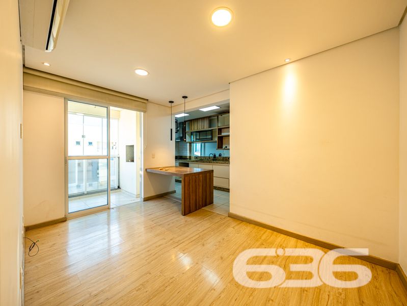 Localizado em um dos bairros mais desejados de Joinville, o Bom Retiro, este apartamento é a perfeita combinação de conforto, espaço e praticidade. Oferece uma experiência única de moradia em uma localização com infraestrutura completa, ideal para quem busca qualidade de vida.

Com uma área total de 106,19m², o apartamento dispõe de uma configuração que maximiza o espaço e funcionalidade. A ampla sala, integrada à copa e cozinha, cria um ambiente acolhedor para você e sua família desfrutarem de momentos únicos. A cozinha já vem equipada com móveis, oferecendo praticidade e elegância ao dia a dia.

O imóvel é composto por uma suíte confortável, um dormitório adicional, e dois banheiros, garantindo privacidade e conveniência aos moradores. As duas sacadas são um convite para relaxar e desfrutar da tranquilidade que o bairro proporciona. Os móveis embutidos e os condicionadores de ar que ficam no imóvel são um agradável bônus, tornando sua mudança ainda mais prática e conveniente.

Uma vaga de garagem coberta está inclusa, proporcionando proteção e segurança para o seu veículo. Além disso, a área de serviço é espaçosa e funcional, facilitando as tarefas cotidianas.

A região do Bom Retiro é conhecida por sua excelente infraestrutura, com fácil acesso a escolas, supermercados, farmácias e opções de lazer, tornando a sua rotina ainda mais prática. Além disso, a proximidade ao centro de Joinville significa ter todas as vantagens de uma metrópole dentro de um bairro residencial tranquilo e acolhedor.

Este imóvel está pronto para receber você de braços abertos. Seja para morar ou investir, esta é uma oportunidade imperdível de adquirir um excelente imóvel em Joinville.

Entre em contato com a 636 Negócios Imobiliários e venha conhecer pessoalmente! Não perca tempo e agende uma visita agora mesmo para conferir cada detalhe deste incrível apartamento. A chave para sua nova vida está aqui!
 
636 NEGÓCIOS IMOBILIÁRIOS: A SUA MELHOR ESCOLHA
Com mais de 30 anos de experiência, a 636 Negócios Imobiliários é sua parceira ideal para encontrar o imóvel perfeito. Estamos prontos para ajudá-lo a fazer deste imóvel o seu novo lar.
 
Telefone: (47) 3451-0636
WhatsApp: (47) 99190-0636
 
Não perca esta oportunidade única. Visite nosso site para mais informações: i636.com.br