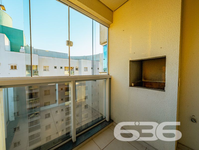 Localizado em um dos bairros mais desejados de Joinville, o Bom Retiro, este apartamento é a perfeita combinação de conforto, espaço e praticidade. Oferece uma experiência única de moradia em uma localização com infraestrutura completa, ideal para quem busca qualidade de vida.

Com uma área total de 106,19m², o apartamento dispõe de uma configuração que maximiza o espaço e funcionalidade. A ampla sala, integrada à copa e cozinha, cria um ambiente acolhedor para você e sua família desfrutarem de momentos únicos. A cozinha já vem equipada com móveis, oferecendo praticidade e elegância ao dia a dia.

O imóvel é composto por uma suíte confortável, um dormitório adicional, e dois banheiros, garantindo privacidade e conveniência aos moradores. As duas sacadas são um convite para relaxar e desfrutar da tranquilidade que o bairro proporciona. Os móveis embutidos e os condicionadores de ar que ficam no imóvel são um agradável bônus, tornando sua mudança ainda mais prática e conveniente.

Uma vaga de garagem coberta está inclusa, proporcionando proteção e segurança para o seu veículo. Além disso, a área de serviço é espaçosa e funcional, facilitando as tarefas cotidianas.

A região do Bom Retiro é conhecida por sua excelente infraestrutura, com fácil acesso a escolas, supermercados, farmácias e opções de lazer, tornando a sua rotina ainda mais prática. Além disso, a proximidade ao centro de Joinville significa ter todas as vantagens de uma metrópole dentro de um bairro residencial tranquilo e acolhedor.

Este imóvel está pronto para receber você de braços abertos. Seja para morar ou investir, esta é uma oportunidade imperdível de adquirir um excelente imóvel em Joinville.

Entre em contato com a 636 Negócios Imobiliários e venha conhecer pessoalmente! Não perca tempo e agende uma visita agora mesmo para conferir cada detalhe deste incrível apartamento. A chave para sua nova vida está aqui!
 
636 NEGÓCIOS IMOBILIÁRIOS: A SUA MELHOR ESCOLHA
Com mais de 30 anos de experiência, a 636 Negócios Imobiliários é sua parceira ideal para encontrar o imóvel perfeito. Estamos prontos para ajudá-lo a fazer deste imóvel o seu novo lar.
 
Telefone: (47) 3451-0636
WhatsApp: (47) 99190-0636
 
Não perca esta oportunidade única. Visite nosso site para mais informações: i636.com.br