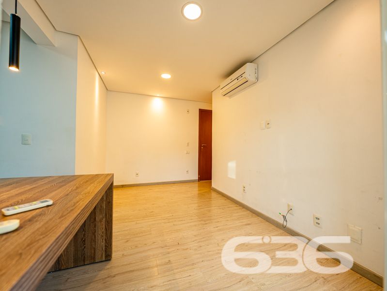 Localizado em um dos bairros mais desejados de Joinville, o Bom Retiro, este apartamento é a perfeita combinação de conforto, espaço e praticidade. Oferece uma experiência única de moradia em uma localização com infraestrutura completa, ideal para quem busca qualidade de vida.

Com uma área total de 106,19m², o apartamento dispõe de uma configuração que maximiza o espaço e funcionalidade. A ampla sala, integrada à copa e cozinha, cria um ambiente acolhedor para você e sua família desfrutarem de momentos únicos. A cozinha já vem equipada com móveis, oferecendo praticidade e elegância ao dia a dia.

O imóvel é composto por uma suíte confortável, um dormitório adicional, e dois banheiros, garantindo privacidade e conveniência aos moradores. As duas sacadas são um convite para relaxar e desfrutar da tranquilidade que o bairro proporciona. Os móveis embutidos e os condicionadores de ar que ficam no imóvel são um agradável bônus, tornando sua mudança ainda mais prática e conveniente.

Uma vaga de garagem coberta está inclusa, proporcionando proteção e segurança para o seu veículo. Além disso, a área de serviço é espaçosa e funcional, facilitando as tarefas cotidianas.

A região do Bom Retiro é conhecida por sua excelente infraestrutura, com fácil acesso a escolas, supermercados, farmácias e opções de lazer, tornando a sua rotina ainda mais prática. Além disso, a proximidade ao centro de Joinville significa ter todas as vantagens de uma metrópole dentro de um bairro residencial tranquilo e acolhedor.

Este imóvel está pronto para receber você de braços abertos. Seja para morar ou investir, esta é uma oportunidade imperdível de adquirir um excelente imóvel em Joinville.

Entre em contato com a 636 Negócios Imobiliários e venha conhecer pessoalmente! Não perca tempo e agende uma visita agora mesmo para conferir cada detalhe deste incrível apartamento. A chave para sua nova vida está aqui!
 
636 NEGÓCIOS IMOBILIÁRIOS: A SUA MELHOR ESCOLHA
Com mais de 30 anos de experiência, a 636 Negócios Imobiliários é sua parceira ideal para encontrar o imóvel perfeito. Estamos prontos para ajudá-lo a fazer deste imóvel o seu novo lar.
 
Telefone: (47) 3451-0636
WhatsApp: (47) 99190-0636
 
Não perca esta oportunidade única. Visite nosso site para mais informações: i636.com.br