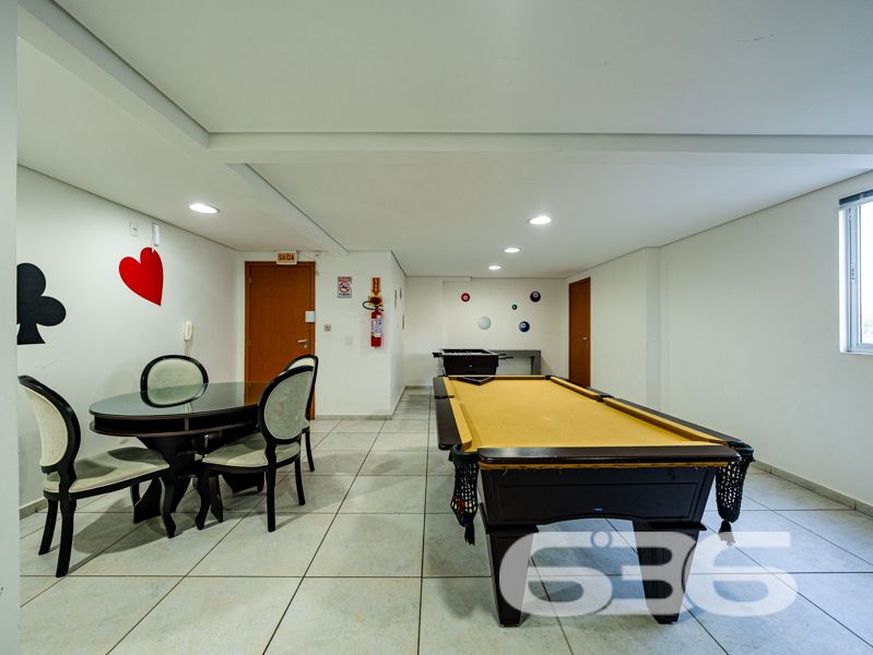 Localizado em um dos bairros mais desejados de Joinville, o Bom Retiro, este apartamento é a perfeita combinação de conforto, espaço e praticidade. Oferece uma experiência única de moradia em uma localização com infraestrutura completa, ideal para quem busca qualidade de vida.

Com uma área total de 106,19m², o apartamento dispõe de uma configuração que maximiza o espaço e funcionalidade. A ampla sala, integrada à copa e cozinha, cria um ambiente acolhedor para você e sua família desfrutarem de momentos únicos. A cozinha já vem equipada com móveis, oferecendo praticidade e elegância ao dia a dia.

O imóvel é composto por uma suíte confortável, um dormitório adicional, e dois banheiros, garantindo privacidade e conveniência aos moradores. As duas sacadas são um convite para relaxar e desfrutar da tranquilidade que o bairro proporciona. Os móveis embutidos e os condicionadores de ar que ficam no imóvel são um agradável bônus, tornando sua mudança ainda mais prática e conveniente.

Uma vaga de garagem coberta está inclusa, proporcionando proteção e segurança para o seu veículo. Além disso, a área de serviço é espaçosa e funcional, facilitando as tarefas cotidianas.

A região do Bom Retiro é conhecida por sua excelente infraestrutura, com fácil acesso a escolas, supermercados, farmácias e opções de lazer, tornando a sua rotina ainda mais prática. Além disso, a proximidade ao centro de Joinville significa ter todas as vantagens de uma metrópole dentro de um bairro residencial tranquilo e acolhedor.

Este imóvel está pronto para receber você de braços abertos. Seja para morar ou investir, esta é uma oportunidade imperdível de adquirir um excelente imóvel em Joinville.

Entre em contato com a 636 Negócios Imobiliários e venha conhecer pessoalmente! Não perca tempo e agende uma visita agora mesmo para conferir cada detalhe deste incrível apartamento. A chave para sua nova vida está aqui!
 
636 NEGÓCIOS IMOBILIÁRIOS: A SUA MELHOR ESCOLHA
Com mais de 30 anos de experiência, a 636 Negócios Imobiliários é sua parceira ideal para encontrar o imóvel perfeito. Estamos prontos para ajudá-lo a fazer deste imóvel o seu novo lar.
 
Telefone: (47) 3451-0636
WhatsApp: (47) 99190-0636
 
Não perca esta oportunidade única. Visite nosso site para mais informações: i636.com.br