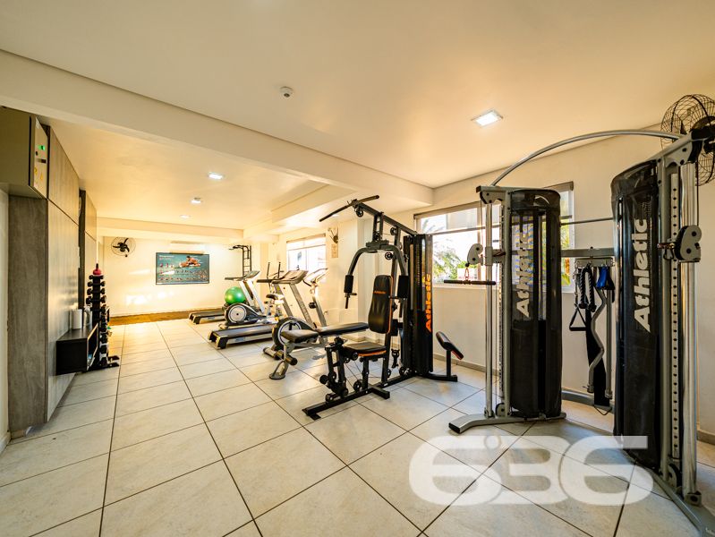 Localizado em um dos bairros mais desejados de Joinville, o Bom Retiro, este apartamento é a perfeita combinação de conforto, espaço e praticidade. Oferece uma experiência única de moradia em uma localização com infraestrutura completa, ideal para quem busca qualidade de vida.

Com uma área total de 106,19m², o apartamento dispõe de uma configuração que maximiza o espaço e funcionalidade. A ampla sala, integrada à copa e cozinha, cria um ambiente acolhedor para você e sua família desfrutarem de momentos únicos. A cozinha já vem equipada com móveis, oferecendo praticidade e elegância ao dia a dia.

O imóvel é composto por uma suíte confortável, um dormitório adicional, e dois banheiros, garantindo privacidade e conveniência aos moradores. As duas sacadas são um convite para relaxar e desfrutar da tranquilidade que o bairro proporciona. Os móveis embutidos e os condicionadores de ar que ficam no imóvel são um agradável bônus, tornando sua mudança ainda mais prática e conveniente.

Uma vaga de garagem coberta está inclusa, proporcionando proteção e segurança para o seu veículo. Além disso, a área de serviço é espaçosa e funcional, facilitando as tarefas cotidianas.

A região do Bom Retiro é conhecida por sua excelente infraestrutura, com fácil acesso a escolas, supermercados, farmácias e opções de lazer, tornando a sua rotina ainda mais prática. Além disso, a proximidade ao centro de Joinville significa ter todas as vantagens de uma metrópole dentro de um bairro residencial tranquilo e acolhedor.

Este imóvel está pronto para receber você de braços abertos. Seja para morar ou investir, esta é uma oportunidade imperdível de adquirir um excelente imóvel em Joinville.

Entre em contato com a 636 Negócios Imobiliários e venha conhecer pessoalmente! Não perca tempo e agende uma visita agora mesmo para conferir cada detalhe deste incrível apartamento. A chave para sua nova vida está aqui!
 
636 NEGÓCIOS IMOBILIÁRIOS: A SUA MELHOR ESCOLHA
Com mais de 30 anos de experiência, a 636 Negócios Imobiliários é sua parceira ideal para encontrar o imóvel perfeito. Estamos prontos para ajudá-lo a fazer deste imóvel o seu novo lar.
 
Telefone: (47) 3451-0636
WhatsApp: (47) 99190-0636
 
Não perca esta oportunidade única. Visite nosso site para mais informações: i636.com.br