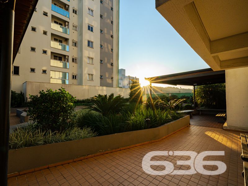 Localizado em um dos bairros mais desejados de Joinville, o Bom Retiro, este apartamento é a perfeita combinação de conforto, espaço e praticidade. Oferece uma experiência única de moradia em uma localização com infraestrutura completa, ideal para quem busca qualidade de vida.

Com uma área total de 106,19m², o apartamento dispõe de uma configuração que maximiza o espaço e funcionalidade. A ampla sala, integrada à copa e cozinha, cria um ambiente acolhedor para você e sua família desfrutarem de momentos únicos. A cozinha já vem equipada com móveis, oferecendo praticidade e elegância ao dia a dia.

O imóvel é composto por uma suíte confortável, um dormitório adicional, e dois banheiros, garantindo privacidade e conveniência aos moradores. As duas sacadas são um convite para relaxar e desfrutar da tranquilidade que o bairro proporciona. Os móveis embutidos e os condicionadores de ar que ficam no imóvel são um agradável bônus, tornando sua mudança ainda mais prática e conveniente.

Uma vaga de garagem coberta está inclusa, proporcionando proteção e segurança para o seu veículo. Além disso, a área de serviço é espaçosa e funcional, facilitando as tarefas cotidianas.

A região do Bom Retiro é conhecida por sua excelente infraestrutura, com fácil acesso a escolas, supermercados, farmácias e opções de lazer, tornando a sua rotina ainda mais prática. Além disso, a proximidade ao centro de Joinville significa ter todas as vantagens de uma metrópole dentro de um bairro residencial tranquilo e acolhedor.

Este imóvel está pronto para receber você de braços abertos. Seja para morar ou investir, esta é uma oportunidade imperdível de adquirir um excelente imóvel em Joinville.

Entre em contato com a 636 Negócios Imobiliários e venha conhecer pessoalmente! Não perca tempo e agende uma visita agora mesmo para conferir cada detalhe deste incrível apartamento. A chave para sua nova vida está aqui!
 
636 NEGÓCIOS IMOBILIÁRIOS: A SUA MELHOR ESCOLHA
Com mais de 30 anos de experiência, a 636 Negócios Imobiliários é sua parceira ideal para encontrar o imóvel perfeito. Estamos prontos para ajudá-lo a fazer deste imóvel o seu novo lar.
 
Telefone: (47) 3451-0636
WhatsApp: (47) 99190-0636
 
Não perca esta oportunidade única. Visite nosso site para mais informações: i636.com.br