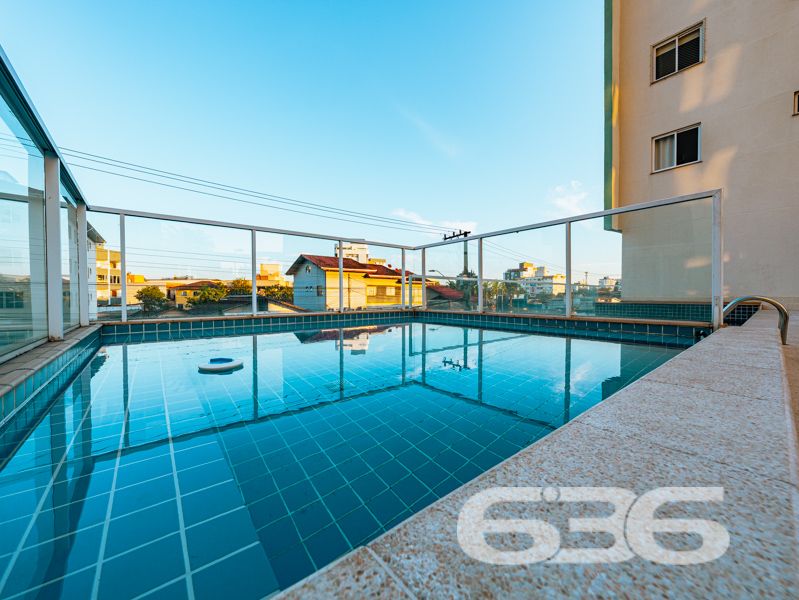 Localizado em um dos bairros mais desejados de Joinville, o Bom Retiro, este apartamento é a perfeita combinação de conforto, espaço e praticidade. Oferece uma experiência única de moradia em uma localização com infraestrutura completa, ideal para quem busca qualidade de vida.

Com uma área total de 106,19m², o apartamento dispõe de uma configuração que maximiza o espaço e funcionalidade. A ampla sala, integrada à copa e cozinha, cria um ambiente acolhedor para você e sua família desfrutarem de momentos únicos. A cozinha já vem equipada com móveis, oferecendo praticidade e elegância ao dia a dia.

O imóvel é composto por uma suíte confortável, um dormitório adicional, e dois banheiros, garantindo privacidade e conveniência aos moradores. As duas sacadas são um convite para relaxar e desfrutar da tranquilidade que o bairro proporciona. Os móveis embutidos e os condicionadores de ar que ficam no imóvel são um agradável bônus, tornando sua mudança ainda mais prática e conveniente.

Uma vaga de garagem coberta está inclusa, proporcionando proteção e segurança para o seu veículo. Além disso, a área de serviço é espaçosa e funcional, facilitando as tarefas cotidianas.

A região do Bom Retiro é conhecida por sua excelente infraestrutura, com fácil acesso a escolas, supermercados, farmácias e opções de lazer, tornando a sua rotina ainda mais prática. Além disso, a proximidade ao centro de Joinville significa ter todas as vantagens de uma metrópole dentro de um bairro residencial tranquilo e acolhedor.

Este imóvel está pronto para receber você de braços abertos. Seja para morar ou investir, esta é uma oportunidade imperdível de adquirir um excelente imóvel em Joinville.

Entre em contato com a 636 Negócios Imobiliários e venha conhecer pessoalmente! Não perca tempo e agende uma visita agora mesmo para conferir cada detalhe deste incrível apartamento. A chave para sua nova vida está aqui!
 
636 NEGÓCIOS IMOBILIÁRIOS: A SUA MELHOR ESCOLHA
Com mais de 30 anos de experiência, a 636 Negócios Imobiliários é sua parceira ideal para encontrar o imóvel perfeito. Estamos prontos para ajudá-lo a fazer deste imóvel o seu novo lar.
 
Telefone: (47) 3451-0636
WhatsApp: (47) 99190-0636
 
Não perca esta oportunidade única. Visite nosso site para mais informações: i636.com.br