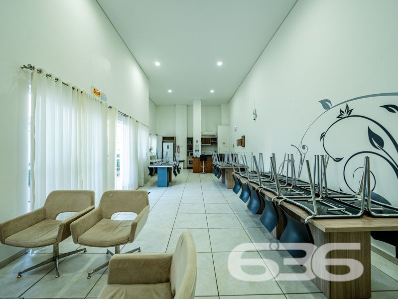 Localizado em um dos bairros mais desejados de Joinville, o Bom Retiro, este apartamento é a perfeita combinação de conforto, espaço e praticidade. Oferece uma experiência única de moradia em uma localização com infraestrutura completa, ideal para quem busca qualidade de vida.

Com uma área total de 106,19m², o apartamento dispõe de uma configuração que maximiza o espaço e funcionalidade. A ampla sala, integrada à copa e cozinha, cria um ambiente acolhedor para você e sua família desfrutarem de momentos únicos. A cozinha já vem equipada com móveis, oferecendo praticidade e elegância ao dia a dia.

O imóvel é composto por uma suíte confortável, um dormitório adicional, e dois banheiros, garantindo privacidade e conveniência aos moradores. As duas sacadas são um convite para relaxar e desfrutar da tranquilidade que o bairro proporciona. Os móveis embutidos e os condicionadores de ar que ficam no imóvel são um agradável bônus, tornando sua mudança ainda mais prática e conveniente.

Uma vaga de garagem coberta está inclusa, proporcionando proteção e segurança para o seu veículo. Além disso, a área de serviço é espaçosa e funcional, facilitando as tarefas cotidianas.

A região do Bom Retiro é conhecida por sua excelente infraestrutura, com fácil acesso a escolas, supermercados, farmácias e opções de lazer, tornando a sua rotina ainda mais prática. Além disso, a proximidade ao centro de Joinville significa ter todas as vantagens de uma metrópole dentro de um bairro residencial tranquilo e acolhedor.

Este imóvel está pronto para receber você de braços abertos. Seja para morar ou investir, esta é uma oportunidade imperdível de adquirir um excelente imóvel em Joinville.

Entre em contato com a 636 Negócios Imobiliários e venha conhecer pessoalmente! Não perca tempo e agende uma visita agora mesmo para conferir cada detalhe deste incrível apartamento. A chave para sua nova vida está aqui!
 
636 NEGÓCIOS IMOBILIÁRIOS: A SUA MELHOR ESCOLHA
Com mais de 30 anos de experiência, a 636 Negócios Imobiliários é sua parceira ideal para encontrar o imóvel perfeito. Estamos prontos para ajudá-lo a fazer deste imóvel o seu novo lar.
 
Telefone: (47) 3451-0636
WhatsApp: (47) 99190-0636
 
Não perca esta oportunidade única. Visite nosso site para mais informações: i636.com.br
