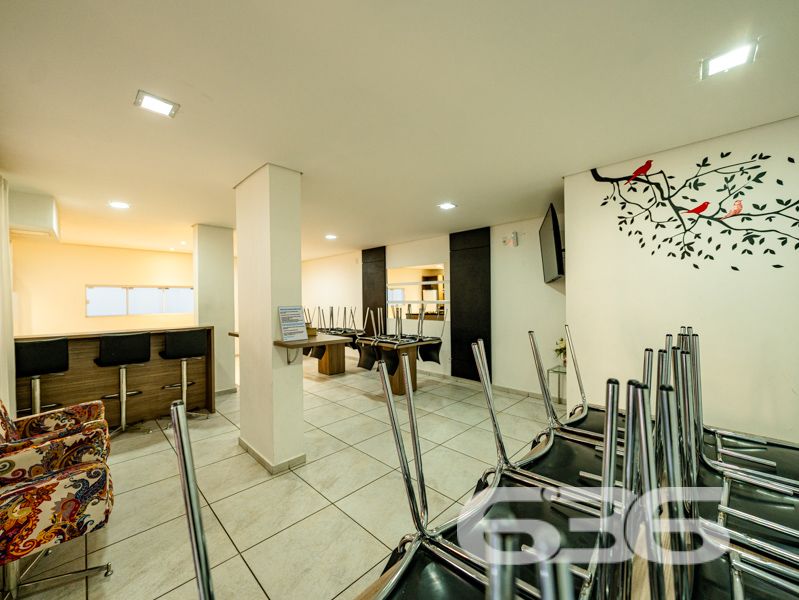 Localizado em um dos bairros mais desejados de Joinville, o Bom Retiro, este apartamento é a perfeita combinação de conforto, espaço e praticidade. Oferece uma experiência única de moradia em uma localização com infraestrutura completa, ideal para quem busca qualidade de vida.

Com uma área total de 106,19m², o apartamento dispõe de uma configuração que maximiza o espaço e funcionalidade. A ampla sala, integrada à copa e cozinha, cria um ambiente acolhedor para você e sua família desfrutarem de momentos únicos. A cozinha já vem equipada com móveis, oferecendo praticidade e elegância ao dia a dia.

O imóvel é composto por uma suíte confortável, um dormitório adicional, e dois banheiros, garantindo privacidade e conveniência aos moradores. As duas sacadas são um convite para relaxar e desfrutar da tranquilidade que o bairro proporciona. Os móveis embutidos e os condicionadores de ar que ficam no imóvel são um agradável bônus, tornando sua mudança ainda mais prática e conveniente.

Uma vaga de garagem coberta está inclusa, proporcionando proteção e segurança para o seu veículo. Além disso, a área de serviço é espaçosa e funcional, facilitando as tarefas cotidianas.

A região do Bom Retiro é conhecida por sua excelente infraestrutura, com fácil acesso a escolas, supermercados, farmácias e opções de lazer, tornando a sua rotina ainda mais prática. Além disso, a proximidade ao centro de Joinville significa ter todas as vantagens de uma metrópole dentro de um bairro residencial tranquilo e acolhedor.

Este imóvel está pronto para receber você de braços abertos. Seja para morar ou investir, esta é uma oportunidade imperdível de adquirir um excelente imóvel em Joinville.

Entre em contato com a 636 Negócios Imobiliários e venha conhecer pessoalmente! Não perca tempo e agende uma visita agora mesmo para conferir cada detalhe deste incrível apartamento. A chave para sua nova vida está aqui!
 
636 NEGÓCIOS IMOBILIÁRIOS: A SUA MELHOR ESCOLHA
Com mais de 30 anos de experiência, a 636 Negócios Imobiliários é sua parceira ideal para encontrar o imóvel perfeito. Estamos prontos para ajudá-lo a fazer deste imóvel o seu novo lar.
 
Telefone: (47) 3451-0636
WhatsApp: (47) 99190-0636
 
Não perca esta oportunidade única. Visite nosso site para mais informações: i636.com.br