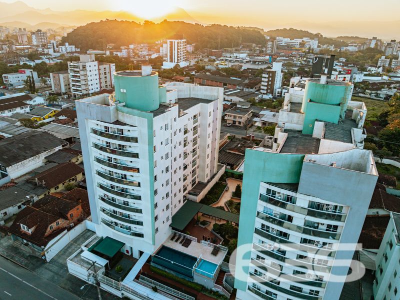 Localizado em um dos bairros mais desejados de Joinville, o Bom Retiro, este apartamento é a perfeita combinação de conforto, espaço e praticidade. Oferece uma experiência única de moradia em uma localização com infraestrutura completa, ideal para quem busca qualidade de vida.

Com uma área total de 106,19m², o apartamento dispõe de uma configuração que maximiza o espaço e funcionalidade. A ampla sala, integrada à copa e cozinha, cria um ambiente acolhedor para você e sua família desfrutarem de momentos únicos. A cozinha já vem equipada com móveis, oferecendo praticidade e elegância ao dia a dia.

O imóvel é composto por uma suíte confortável, um dormitório adicional, e dois banheiros, garantindo privacidade e conveniência aos moradores. As duas sacadas são um convite para relaxar e desfrutar da tranquilidade que o bairro proporciona. Os móveis embutidos e os condicionadores de ar que ficam no imóvel são um agradável bônus, tornando sua mudança ainda mais prática e conveniente.

Uma vaga de garagem coberta está inclusa, proporcionando proteção e segurança para o seu veículo. Além disso, a área de serviço é espaçosa e funcional, facilitando as tarefas cotidianas.

A região do Bom Retiro é conhecida por sua excelente infraestrutura, com fácil acesso a escolas, supermercados, farmácias e opções de lazer, tornando a sua rotina ainda mais prática. Além disso, a proximidade ao centro de Joinville significa ter todas as vantagens de uma metrópole dentro de um bairro residencial tranquilo e acolhedor.

Este imóvel está pronto para receber você de braços abertos. Seja para morar ou investir, esta é uma oportunidade imperdível de adquirir um excelente imóvel em Joinville.

Entre em contato com a 636 Negócios Imobiliários e venha conhecer pessoalmente! Não perca tempo e agende uma visita agora mesmo para conferir cada detalhe deste incrível apartamento. A chave para sua nova vida está aqui!
 
636 NEGÓCIOS IMOBILIÁRIOS: A SUA MELHOR ESCOLHA
Com mais de 30 anos de experiência, a 636 Negócios Imobiliários é sua parceira ideal para encontrar o imóvel perfeito. Estamos prontos para ajudá-lo a fazer deste imóvel o seu novo lar.
 
Telefone: (47) 3451-0636
WhatsApp: (47) 99190-0636
 
Não perca esta oportunidade única. Visite nosso site para mais informações: i636.com.br