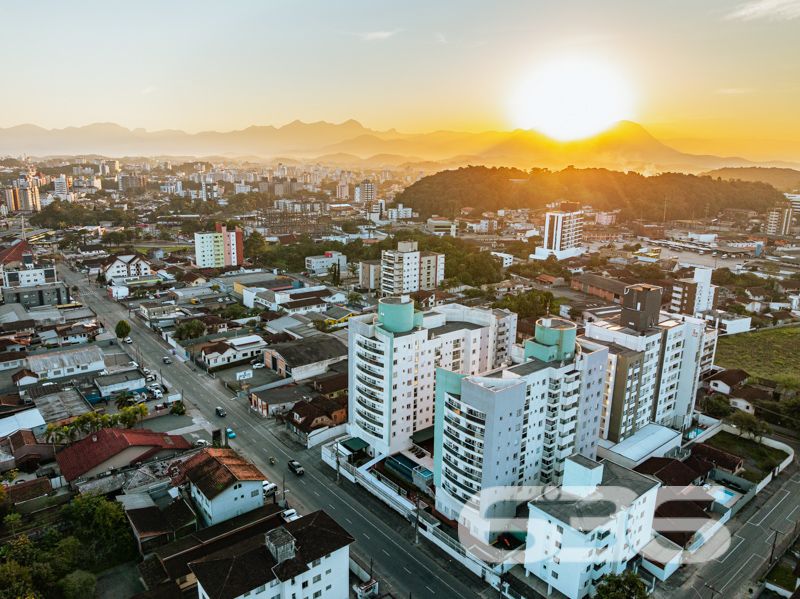 Localizado em um dos bairros mais desejados de Joinville, o Bom Retiro, este apartamento é a perfeita combinação de conforto, espaço e praticidade. Oferece uma experiência única de moradia em uma localização com infraestrutura completa, ideal para quem busca qualidade de vida.

Com uma área total de 106,19m², o apartamento dispõe de uma configuração que maximiza o espaço e funcionalidade. A ampla sala, integrada à copa e cozinha, cria um ambiente acolhedor para você e sua família desfrutarem de momentos únicos. A cozinha já vem equipada com móveis, oferecendo praticidade e elegância ao dia a dia.

O imóvel é composto por uma suíte confortável, um dormitório adicional, e dois banheiros, garantindo privacidade e conveniência aos moradores. As duas sacadas são um convite para relaxar e desfrutar da tranquilidade que o bairro proporciona. Os móveis embutidos e os condicionadores de ar que ficam no imóvel são um agradável bônus, tornando sua mudança ainda mais prática e conveniente.

Uma vaga de garagem coberta está inclusa, proporcionando proteção e segurança para o seu veículo. Além disso, a área de serviço é espaçosa e funcional, facilitando as tarefas cotidianas.

A região do Bom Retiro é conhecida por sua excelente infraestrutura, com fácil acesso a escolas, supermercados, farmácias e opções de lazer, tornando a sua rotina ainda mais prática. Além disso, a proximidade ao centro de Joinville significa ter todas as vantagens de uma metrópole dentro de um bairro residencial tranquilo e acolhedor.

Este imóvel está pronto para receber você de braços abertos. Seja para morar ou investir, esta é uma oportunidade imperdível de adquirir um excelente imóvel em Joinville.

Entre em contato com a 636 Negócios Imobiliários e venha conhecer pessoalmente! Não perca tempo e agende uma visita agora mesmo para conferir cada detalhe deste incrível apartamento. A chave para sua nova vida está aqui!
 
636 NEGÓCIOS IMOBILIÁRIOS: A SUA MELHOR ESCOLHA
Com mais de 30 anos de experiência, a 636 Negócios Imobiliários é sua parceira ideal para encontrar o imóvel perfeito. Estamos prontos para ajudá-lo a fazer deste imóvel o seu novo lar.
 
Telefone: (47) 3451-0636
WhatsApp: (47) 99190-0636
 
Não perca esta oportunidade única. Visite nosso site para mais informações: i636.com.br