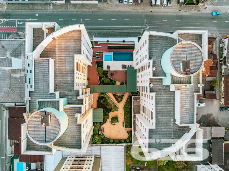Localizado em um dos bairros mais desejados de Joinville, o Bom Retiro, este apartamento é a perfeita combinação de conforto, espaço e praticidade. Oferece uma experiência única de moradia em uma localização com infraestrutura completa, ideal para quem busca qualidade de vida.

Com uma área total de 106,19m², o apartamento dispõe de uma configuração que maximiza o espaço e funcionalidade. A ampla sala, integrada à copa e cozinha, cria um ambiente acolhedor para você e sua família desfrutarem de momentos únicos. A cozinha já vem equipada com móveis, oferecendo praticidade e elegância ao dia a dia.

O imóvel é composto por uma suíte confortável, um dormitório adicional, e dois banheiros, garantindo privacidade e conveniência aos moradores. As duas sacadas são um convite para relaxar e desfrutar da tranquilidade que o bairro proporciona. Os móveis embutidos e os condicionadores de ar que ficam no imóvel são um agradável bônus, tornando sua mudança ainda mais prática e conveniente.

Uma vaga de garagem coberta está inclusa, proporcionando proteção e segurança para o seu veículo. Além disso, a área de serviço é espaçosa e funcional, facilitando as tarefas cotidianas.

A região do Bom Retiro é conhecida por sua excelente infraestrutura, com fácil acesso a escolas, supermercados, farmácias e opções de lazer, tornando a sua rotina ainda mais prática. Além disso, a proximidade ao centro de Joinville significa ter todas as vantagens de uma metrópole dentro de um bairro residencial tranquilo e acolhedor.

Este imóvel está pronto para receber você de braços abertos. Seja para morar ou investir, esta é uma oportunidade imperdível de adquirir um excelente imóvel em Joinville.

Entre em contato com a 636 Negócios Imobiliários e venha conhecer pessoalmente! Não perca tempo e agende uma visita agora mesmo para conferir cada detalhe deste incrível apartamento. A chave para sua nova vida está aqui!
 
636 NEGÓCIOS IMOBILIÁRIOS: A SUA MELHOR ESCOLHA
Com mais de 30 anos de experiência, a 636 Negócios Imobiliários é sua parceira ideal para encontrar o imóvel perfeito. Estamos prontos para ajudá-lo a fazer deste imóvel o seu novo lar.
 
Telefone: (47) 3451-0636
WhatsApp: (47) 99190-0636
 
Não perca esta oportunidade única. Visite nosso site para mais informações: i636.com.br