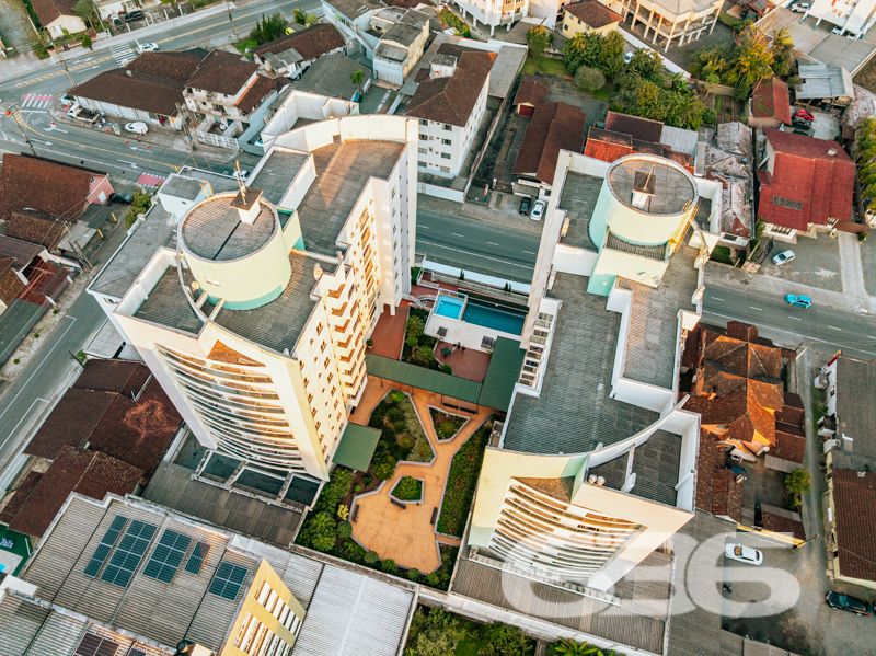 Localizado em um dos bairros mais desejados de Joinville, o Bom Retiro, este apartamento é a perfeita combinação de conforto, espaço e praticidade. Oferece uma experiência única de moradia em uma localização com infraestrutura completa, ideal para quem busca qualidade de vida.

Com uma área total de 106,19m², o apartamento dispõe de uma configuração que maximiza o espaço e funcionalidade. A ampla sala, integrada à copa e cozinha, cria um ambiente acolhedor para você e sua família desfrutarem de momentos únicos. A cozinha já vem equipada com móveis, oferecendo praticidade e elegância ao dia a dia.

O imóvel é composto por uma suíte confortável, um dormitório adicional, e dois banheiros, garantindo privacidade e conveniência aos moradores. As duas sacadas são um convite para relaxar e desfrutar da tranquilidade que o bairro proporciona. Os móveis embutidos e os condicionadores de ar que ficam no imóvel são um agradável bônus, tornando sua mudança ainda mais prática e conveniente.

Uma vaga de garagem coberta está inclusa, proporcionando proteção e segurança para o seu veículo. Além disso, a área de serviço é espaçosa e funcional, facilitando as tarefas cotidianas.

A região do Bom Retiro é conhecida por sua excelente infraestrutura, com fácil acesso a escolas, supermercados, farmácias e opções de lazer, tornando a sua rotina ainda mais prática. Além disso, a proximidade ao centro de Joinville significa ter todas as vantagens de uma metrópole dentro de um bairro residencial tranquilo e acolhedor.

Este imóvel está pronto para receber você de braços abertos. Seja para morar ou investir, esta é uma oportunidade imperdível de adquirir um excelente imóvel em Joinville.

Entre em contato com a 636 Negócios Imobiliários e venha conhecer pessoalmente! Não perca tempo e agende uma visita agora mesmo para conferir cada detalhe deste incrível apartamento. A chave para sua nova vida está aqui!
 
636 NEGÓCIOS IMOBILIÁRIOS: A SUA MELHOR ESCOLHA
Com mais de 30 anos de experiência, a 636 Negócios Imobiliários é sua parceira ideal para encontrar o imóvel perfeito. Estamos prontos para ajudá-lo a fazer deste imóvel o seu novo lar.
 
Telefone: (47) 3451-0636
WhatsApp: (47) 99190-0636
 
Não perca esta oportunidade única. Visite nosso site para mais informações: i636.com.br