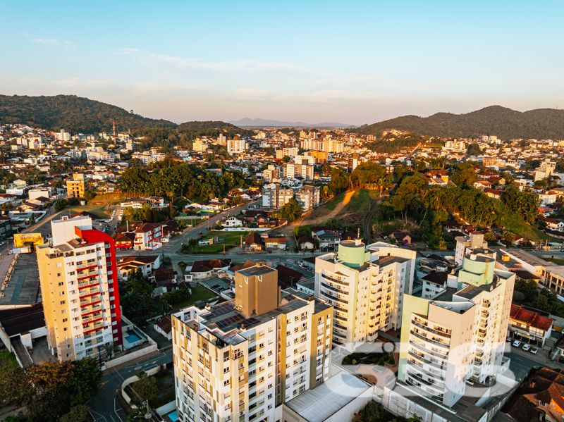 Localizado em um dos bairros mais desejados de Joinville, o Bom Retiro, este apartamento é a perfeita combinação de conforto, espaço e praticidade. Oferece uma experiência única de moradia em uma localização com infraestrutura completa, ideal para quem busca qualidade de vida.

Com uma área total de 106,19m², o apartamento dispõe de uma configuração que maximiza o espaço e funcionalidade. A ampla sala, integrada à copa e cozinha, cria um ambiente acolhedor para você e sua família desfrutarem de momentos únicos. A cozinha já vem equipada com móveis, oferecendo praticidade e elegância ao dia a dia.

O imóvel é composto por uma suíte confortável, um dormitório adicional, e dois banheiros, garantindo privacidade e conveniência aos moradores. As duas sacadas são um convite para relaxar e desfrutar da tranquilidade que o bairro proporciona. Os móveis embutidos e os condicionadores de ar que ficam no imóvel são um agradável bônus, tornando sua mudança ainda mais prática e conveniente.

Uma vaga de garagem coberta está inclusa, proporcionando proteção e segurança para o seu veículo. Além disso, a área de serviço é espaçosa e funcional, facilitando as tarefas cotidianas.

A região do Bom Retiro é conhecida por sua excelente infraestrutura, com fácil acesso a escolas, supermercados, farmácias e opções de lazer, tornando a sua rotina ainda mais prática. Além disso, a proximidade ao centro de Joinville significa ter todas as vantagens de uma metrópole dentro de um bairro residencial tranquilo e acolhedor.

Este imóvel está pronto para receber você de braços abertos. Seja para morar ou investir, esta é uma oportunidade imperdível de adquirir um excelente imóvel em Joinville.

Entre em contato com a 636 Negócios Imobiliários e venha conhecer pessoalmente! Não perca tempo e agende uma visita agora mesmo para conferir cada detalhe deste incrível apartamento. A chave para sua nova vida está aqui!
 
636 NEGÓCIOS IMOBILIÁRIOS: A SUA MELHOR ESCOLHA
Com mais de 30 anos de experiência, a 636 Negócios Imobiliários é sua parceira ideal para encontrar o imóvel perfeito. Estamos prontos para ajudá-lo a fazer deste imóvel o seu novo lar.
 
Telefone: (47) 3451-0636
WhatsApp: (47) 99190-0636
 
Não perca esta oportunidade única. Visite nosso site para mais informações: i636.com.br