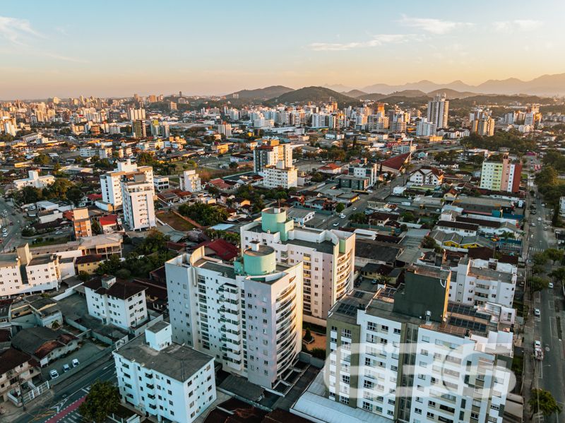 Localizado em um dos bairros mais desejados de Joinville, o Bom Retiro, este apartamento é a perfeita combinação de conforto, espaço e praticidade. Oferece uma experiência única de moradia em uma localização com infraestrutura completa, ideal para quem busca qualidade de vida.

Com uma área total de 106,19m², o apartamento dispõe de uma configuração que maximiza o espaço e funcionalidade. A ampla sala, integrada à copa e cozinha, cria um ambiente acolhedor para você e sua família desfrutarem de momentos únicos. A cozinha já vem equipada com móveis, oferecendo praticidade e elegância ao dia a dia.

O imóvel é composto por uma suíte confortável, um dormitório adicional, e dois banheiros, garantindo privacidade e conveniência aos moradores. As duas sacadas são um convite para relaxar e desfrutar da tranquilidade que o bairro proporciona. Os móveis embutidos e os condicionadores de ar que ficam no imóvel são um agradável bônus, tornando sua mudança ainda mais prática e conveniente.

Uma vaga de garagem coberta está inclusa, proporcionando proteção e segurança para o seu veículo. Além disso, a área de serviço é espaçosa e funcional, facilitando as tarefas cotidianas.

A região do Bom Retiro é conhecida por sua excelente infraestrutura, com fácil acesso a escolas, supermercados, farmácias e opções de lazer, tornando a sua rotina ainda mais prática. Além disso, a proximidade ao centro de Joinville significa ter todas as vantagens de uma metrópole dentro de um bairro residencial tranquilo e acolhedor.

Este imóvel está pronto para receber você de braços abertos. Seja para morar ou investir, esta é uma oportunidade imperdível de adquirir um excelente imóvel em Joinville.

Entre em contato com a 636 Negócios Imobiliários e venha conhecer pessoalmente! Não perca tempo e agende uma visita agora mesmo para conferir cada detalhe deste incrível apartamento. A chave para sua nova vida está aqui!
 
636 NEGÓCIOS IMOBILIÁRIOS: A SUA MELHOR ESCOLHA
Com mais de 30 anos de experiência, a 636 Negócios Imobiliários é sua parceira ideal para encontrar o imóvel perfeito. Estamos prontos para ajudá-lo a fazer deste imóvel o seu novo lar.
 
Telefone: (47) 3451-0636
WhatsApp: (47) 99190-0636
 
Não perca esta oportunidade única. Visite nosso site para mais informações: i636.com.br