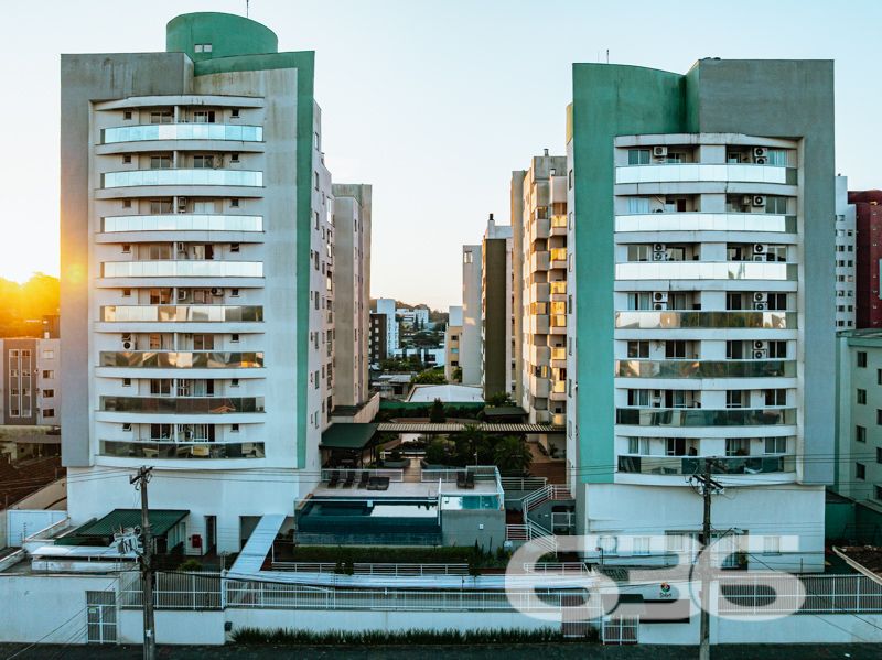 Localizado em um dos bairros mais desejados de Joinville, o Bom Retiro, este apartamento é a perfeita combinação de conforto, espaço e praticidade. Oferece uma experiência única de moradia em uma localização com infraestrutura completa, ideal para quem busca qualidade de vida.

Com uma área total de 106,19m², o apartamento dispõe de uma configuração que maximiza o espaço e funcionalidade. A ampla sala, integrada à copa e cozinha, cria um ambiente acolhedor para você e sua família desfrutarem de momentos únicos. A cozinha já vem equipada com móveis, oferecendo praticidade e elegância ao dia a dia.

O imóvel é composto por uma suíte confortável, um dormitório adicional, e dois banheiros, garantindo privacidade e conveniência aos moradores. As duas sacadas são um convite para relaxar e desfrutar da tranquilidade que o bairro proporciona. Os móveis embutidos e os condicionadores de ar que ficam no imóvel são um agradável bônus, tornando sua mudança ainda mais prática e conveniente.

Uma vaga de garagem coberta está inclusa, proporcionando proteção e segurança para o seu veículo. Além disso, a área de serviço é espaçosa e funcional, facilitando as tarefas cotidianas.

A região do Bom Retiro é conhecida por sua excelente infraestrutura, com fácil acesso a escolas, supermercados, farmácias e opções de lazer, tornando a sua rotina ainda mais prática. Além disso, a proximidade ao centro de Joinville significa ter todas as vantagens de uma metrópole dentro de um bairro residencial tranquilo e acolhedor.

Este imóvel está pronto para receber você de braços abertos. Seja para morar ou investir, esta é uma oportunidade imperdível de adquirir um excelente imóvel em Joinville.

Entre em contato com a 636 Negócios Imobiliários e venha conhecer pessoalmente! Não perca tempo e agende uma visita agora mesmo para conferir cada detalhe deste incrível apartamento. A chave para sua nova vida está aqui!
 
636 NEGÓCIOS IMOBILIÁRIOS: A SUA MELHOR ESCOLHA
Com mais de 30 anos de experiência, a 636 Negócios Imobiliários é sua parceira ideal para encontrar o imóvel perfeito. Estamos prontos para ajudá-lo a fazer deste imóvel o seu novo lar.
 
Telefone: (47) 3451-0636
WhatsApp: (47) 99190-0636
 
Não perca esta oportunidade única. Visite nosso site para mais informações: i636.com.br