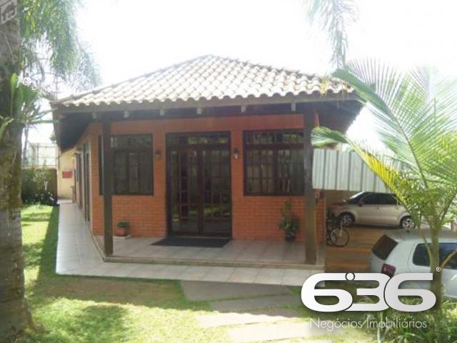 Seu novo lar no Costa e Silva: conforto, praticidade e localização estratégica em Joinville!

Este apartamento é a escolha perfeita para quem busca qualidade de vida, praticidade no dia a dia e excelente custo-benefício. Localizado no tradicional bairro Costa e Silva, em rua pavimentada e com fácil acesso às principais vias da cidade, este imóvel entrega tudo o que você procura para viver bem com a sua família.

Com 70 m² de área, o apartamento possui uma planta funcional e bem distribuída. São 3 dormitórios, sendo o principal com ar-condicionado e móveis sob medida. Um dos quartos foi transformado em closet, oferecendo versatilidade e organização. O ambiente social é integrado, conectando sala de estar, sala de jantar e a cozinha planejada — tudo com muita iluminação natural e ventilação cruzada, trazendo conforto térmico e charme ao espaço.

A sacada é um convite para os momentos de tranquilidade, enquanto a cozinha conta com móveis sob medida que permanecem no imóvel, agregando ainda mais valor à aquisição. 

O condomínio oferece infraestrutura completa: área de festas, piscina, quadra esportiva, gazebo e vigilância eletrônica, ideal para quem valoriza lazer e segurança. O apartamento conta com 1 vaga de garagem coberta, com possibilidade de uso de vagas rotativas no pátio interno.

Permite animais, está perto de escolas, hospitais, supermercados, shopping e transporte público. Tudo isso em um bairro valorizado e em constante desenvolvimento.

Não perca essa oportunidade! Agende sua visita com um dos nossos corretores da 636 Negócios Imobiliários e venha conhecer de perto esse excelente imóvel!
 
636 NEGÓCIOS IMOBILIÁRIOS: A SUA MELHOR ESCOLHA
Com mais de 30 anos de experiência, a 636 Negócios Imobiliários é sua parceira ideal para encontrar o imóvel perfeito. Estamos prontos para ajudá-lo a fazer deste imóvel o seu novo lar.
 
Telefone: (47) 3451-0636
WhatsApp: (47) 99190-0636
 
Não perca esta oportunidade única. Visite nosso site para mais informações: i636.com.br